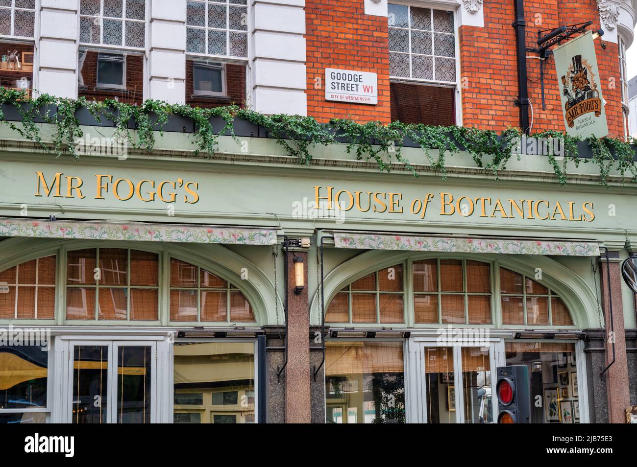 London, Großbritannien - 4. Mai 2022: Mr Foggs House of Botanicals Bar in London Stockfoto