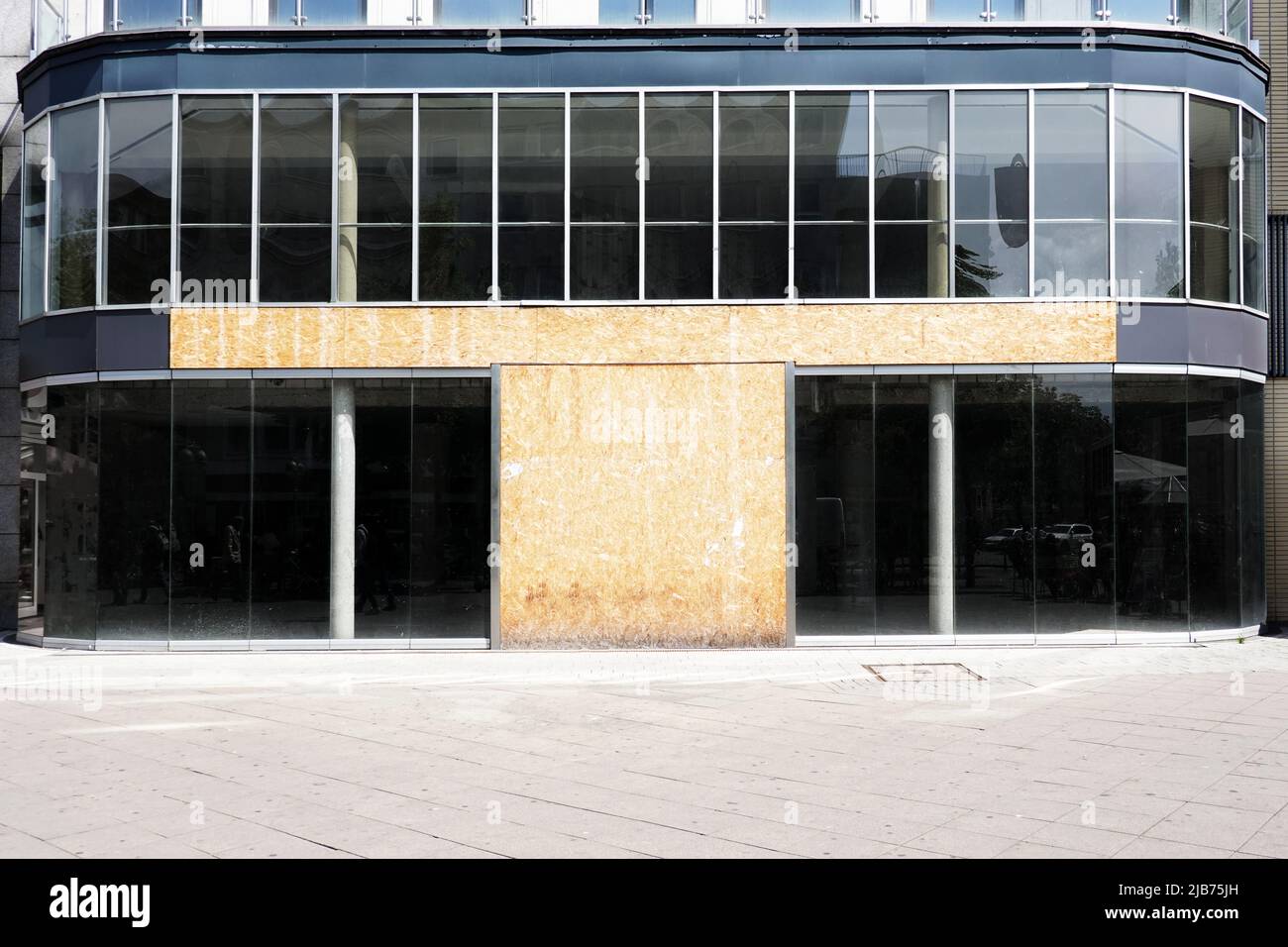 Leerstehende Gewerbeimmobilien mit moderner Glasfassade nach Geschäftsschluss Stockfoto