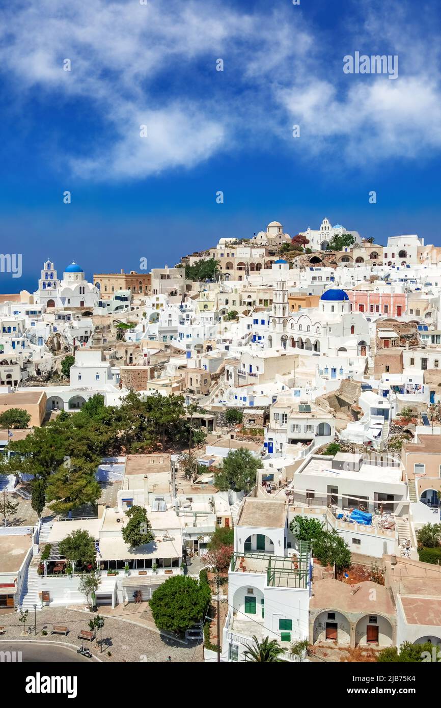 Luftaufnahme des griechischen Dorfes mit weißen Häusern. Pyrgos Kallistis, Santorini, Griechenland Stockfoto