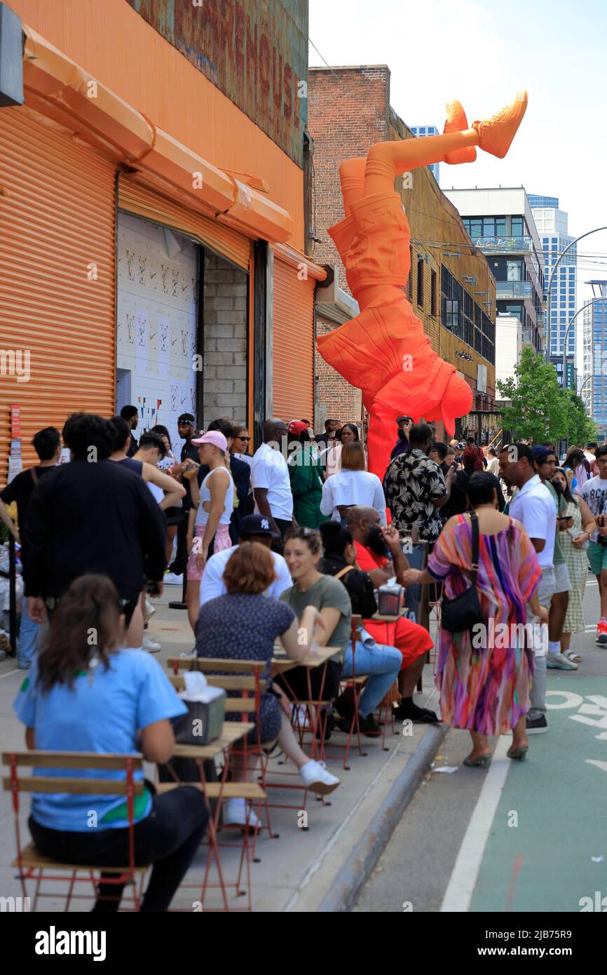 Besucher warten darauf, die Ausstellung Louis Vuitton und Nike Air Force 1 by Virgil Abloh im Greenpoint Terminal Warehouse in Greenpoint zu besuchen. Brooklyn.New York City.USA Stockfoto