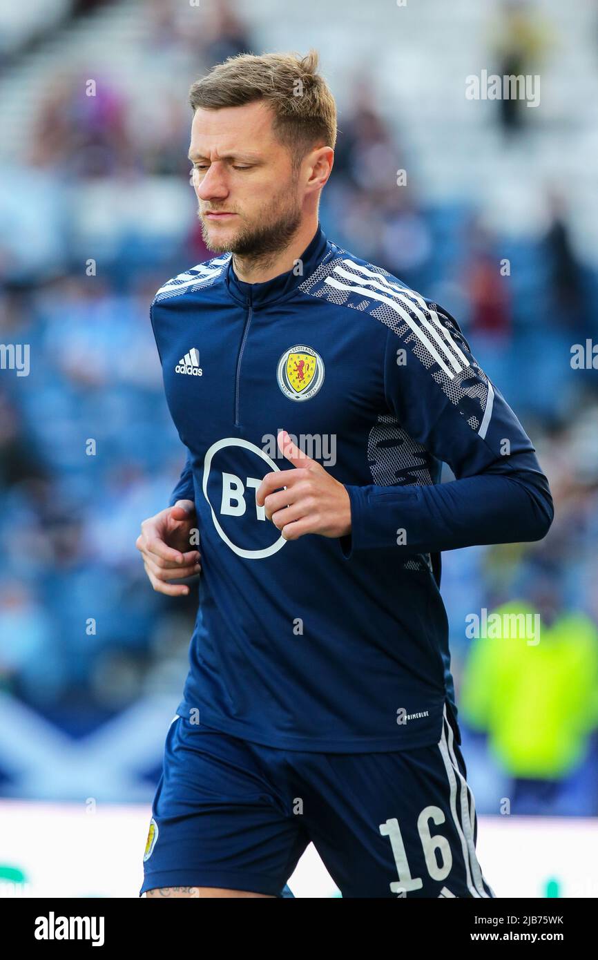 Liam Cooper, schottischer Fußballspieler, bei einer Trainingseinheit im Hampden Football Stadium, Schottland, Großbritannien Stockfoto