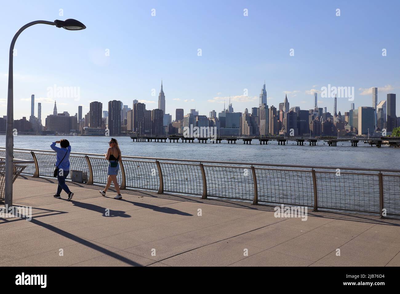 Die Fußgängerbrücke im WNYC Transmitter Park mit East River und Manhattan Skyline im Hintergrund.Greenpoint.Brooklyn.New York City.USA Stockfoto