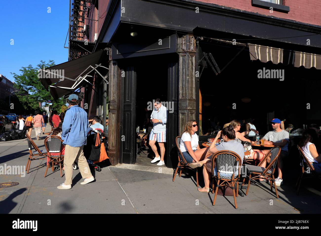 Ein Straßencafé mit Kunden in Greenpoint Nachbarschaft.Brooklyn.New York City.USA Stockfoto