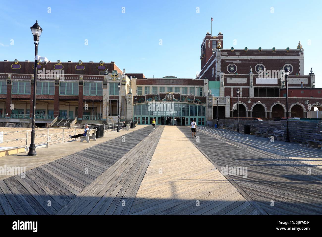 Besucher auf der Strandpromenade von Asbury Park Beach mit der