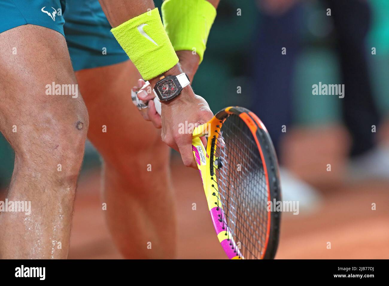 Paris, Frankreich. 03.. Juni 2022. 3.. Juni 2022; Roland Garros, Paris, Frankreich: French Open Tennisturnier, Herren-Halbfinale; Rafael Nadal (ESP) trägt eine maßgeschneiderte Richard Mille Uhr Credit: Action Plus Sports Images/Alamy Live News Credit: Action Plus Sports Images/Alamy Live News Stockfoto