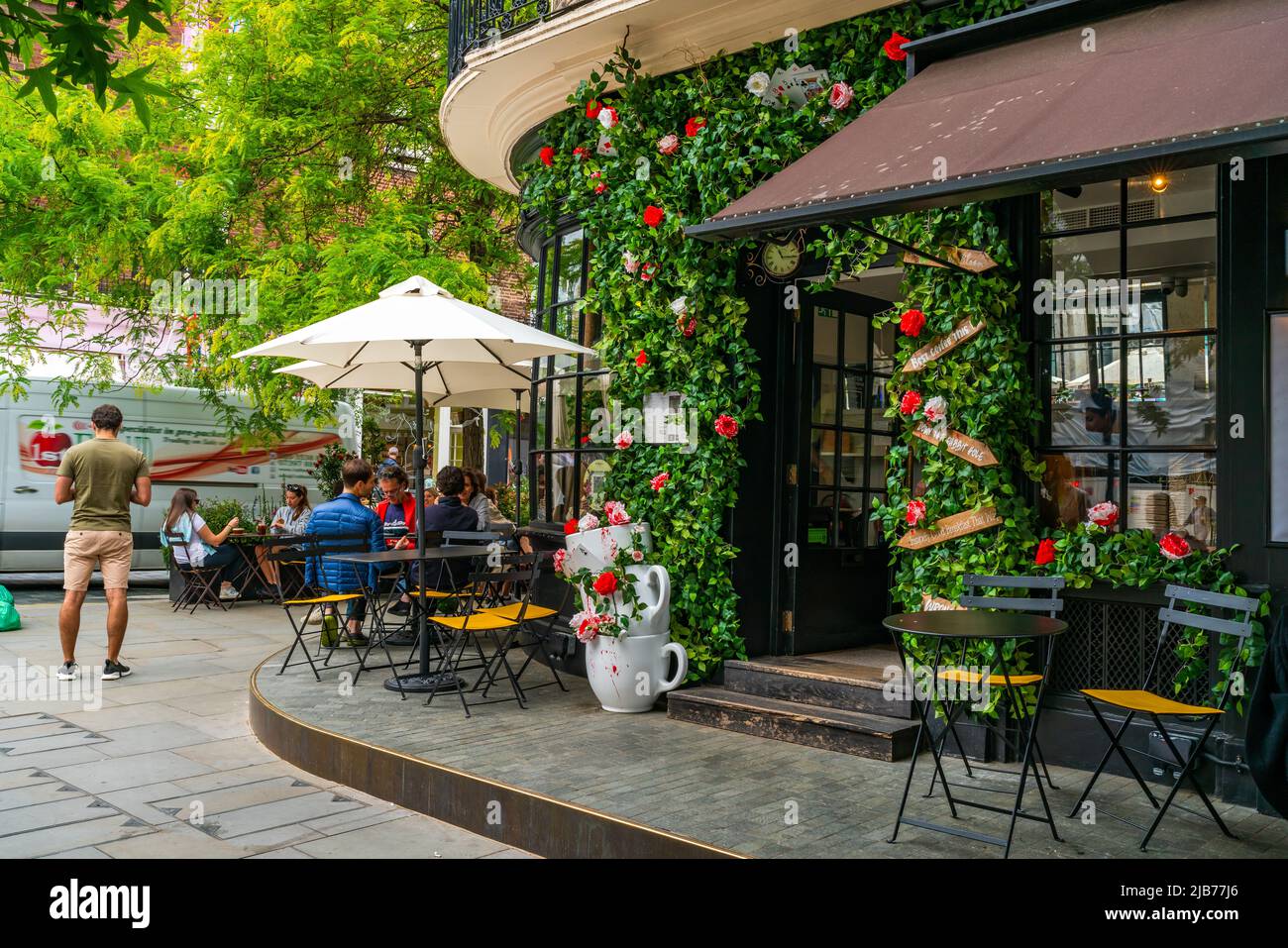 LONDON, Großbritannien - 03. JUNI 2022: Das TomTom Coffee House in Belgravia ist mit einer spektakulären Blumenpracht für die jährliche Veranstaltung Chelsea in Bloom geschmückt Stockfoto