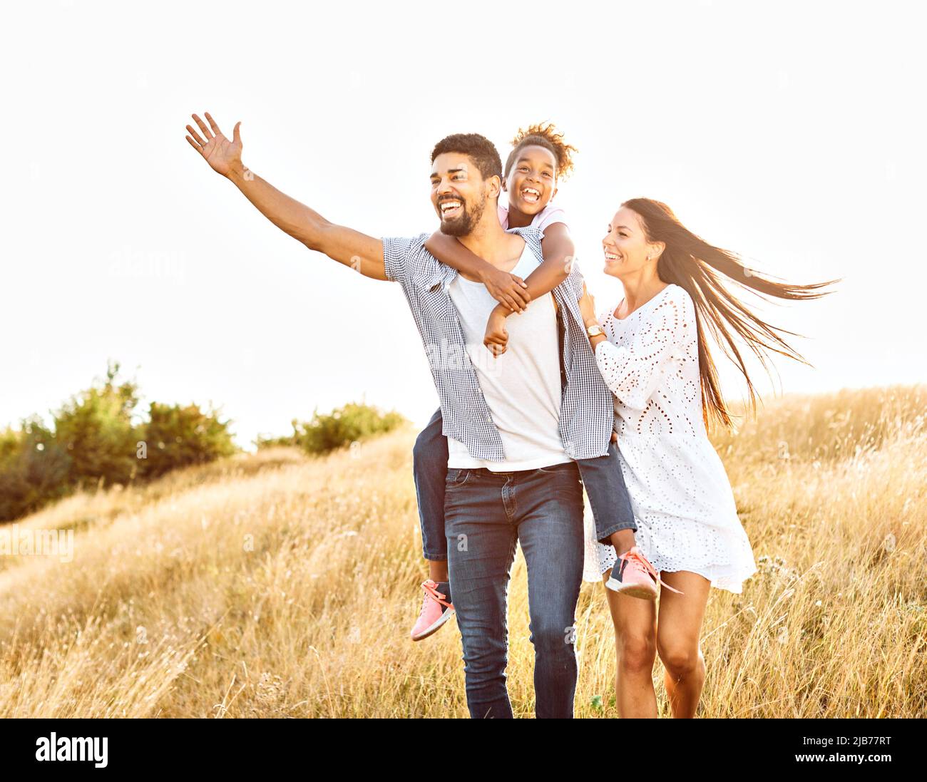 Kind Tochter Familie glücklich Mutter Vater Liebe Spaß zusammen Mädchen fröhlich Feld Natur Sommer Stockfoto