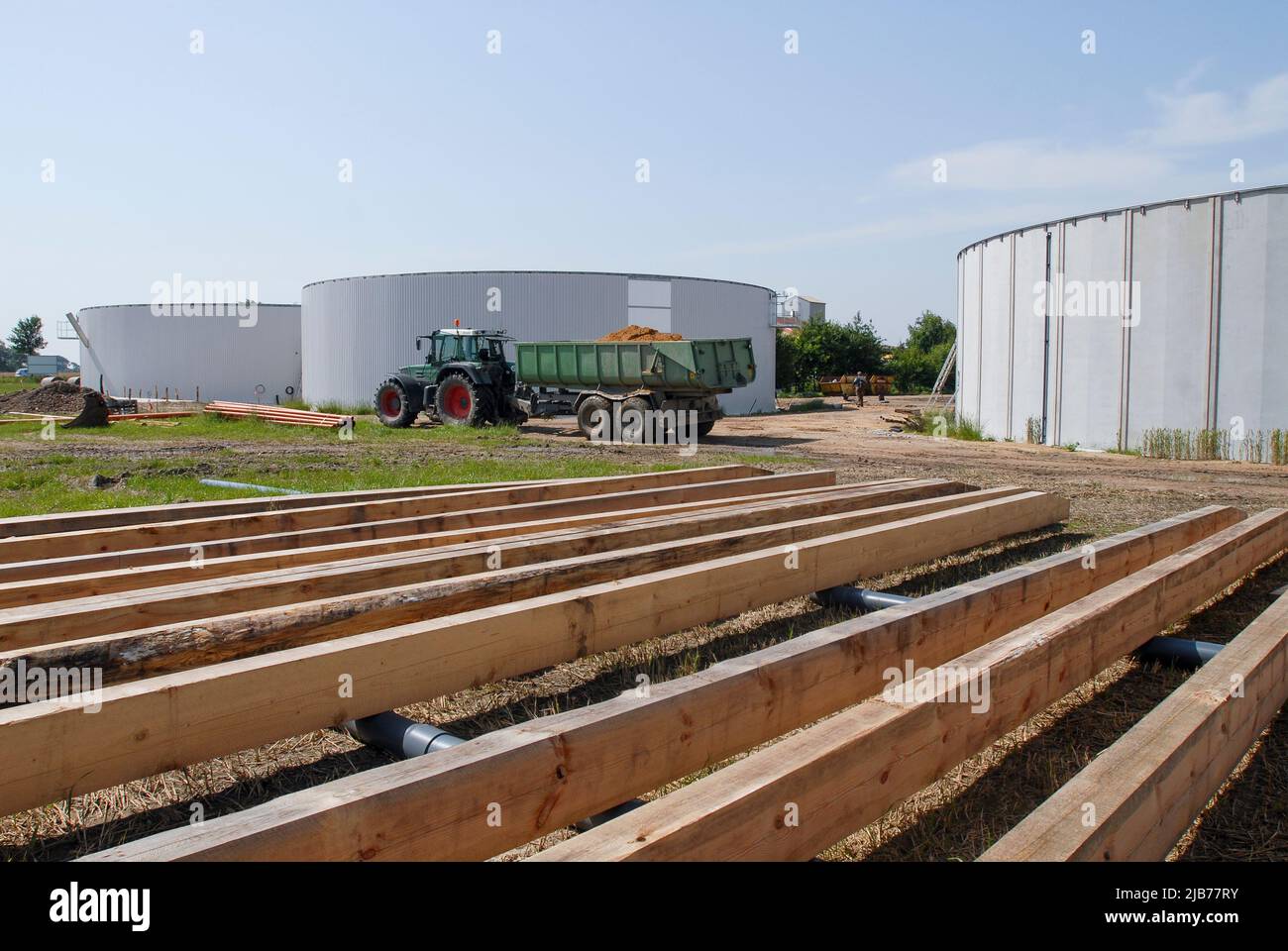 DEUTSCHLAND, Nordstrand, Bau einer neuen Biogasanlage durch MT Energy auf dem Bauernhof, Fermentationszylinder aus Beton, Fendt-Traktor, Holzbauholz Stockfoto