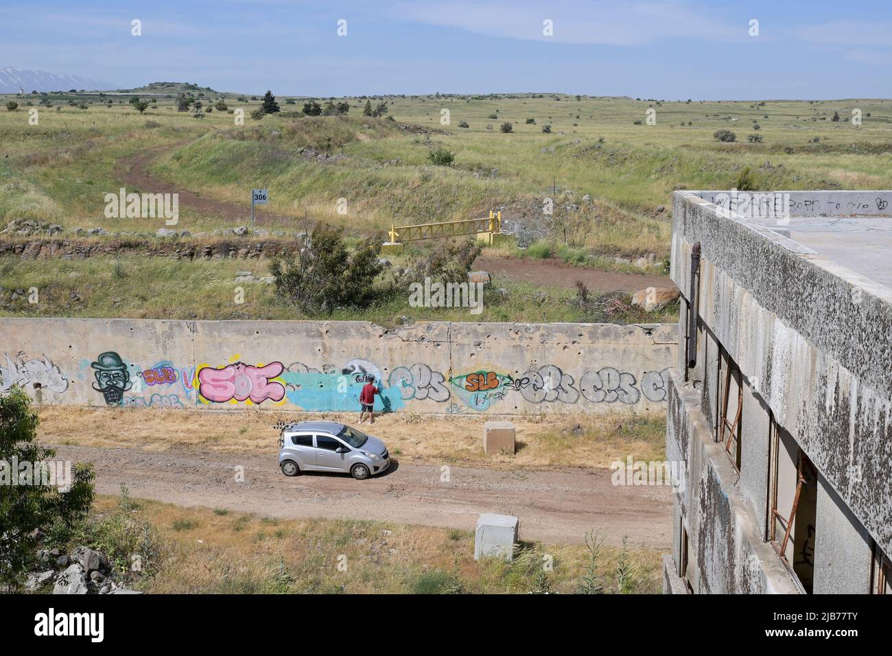 ISRAEL, Golan Heights, Quneitra , Pufferzone und Grenze zu Syrien, ehemalige syrische Militär- und Geheimdienstbasis heute besetzt von Israel während des sechstägigen Krieges und Jom Kippur-Krieg/ ISRAEL, Golanhöhen, Grenze und Pufferzone zwischen Israel und Syrien, ehemaliges syrisches Gebiet, das Gebiet wurde im Sechstagekrieg 1967 von Israel besetzt und 1981 annektiert Stockfoto