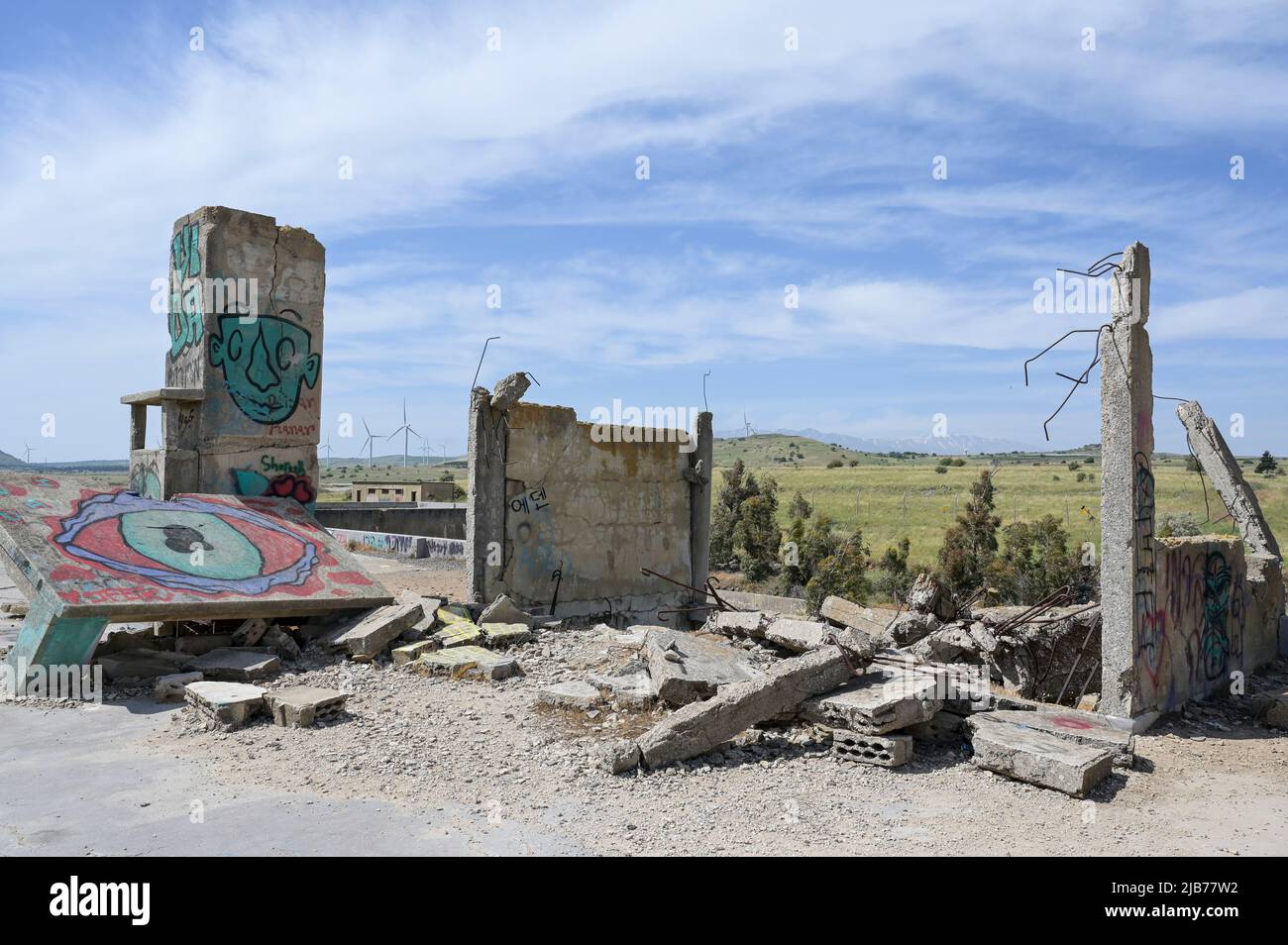 ISRAEL, Golan Heights, Quneitra , Pufferzone und Grenze zu Syrien, ehemalige syrische Militär- und Geheimdienstbasis heute von Israel während des sechstägigen Krieges und Jom Kippur-Krieges besetzt / ISRAEL, Golanhöhen, Grenze und Pufferzone zwischen Israel und Syrien, ehemaliges syrisches Gebiet, das Gebiet wurde im Sechstagekrieg 1967 von Israel besetzt und 1981 annektiert Stockfoto