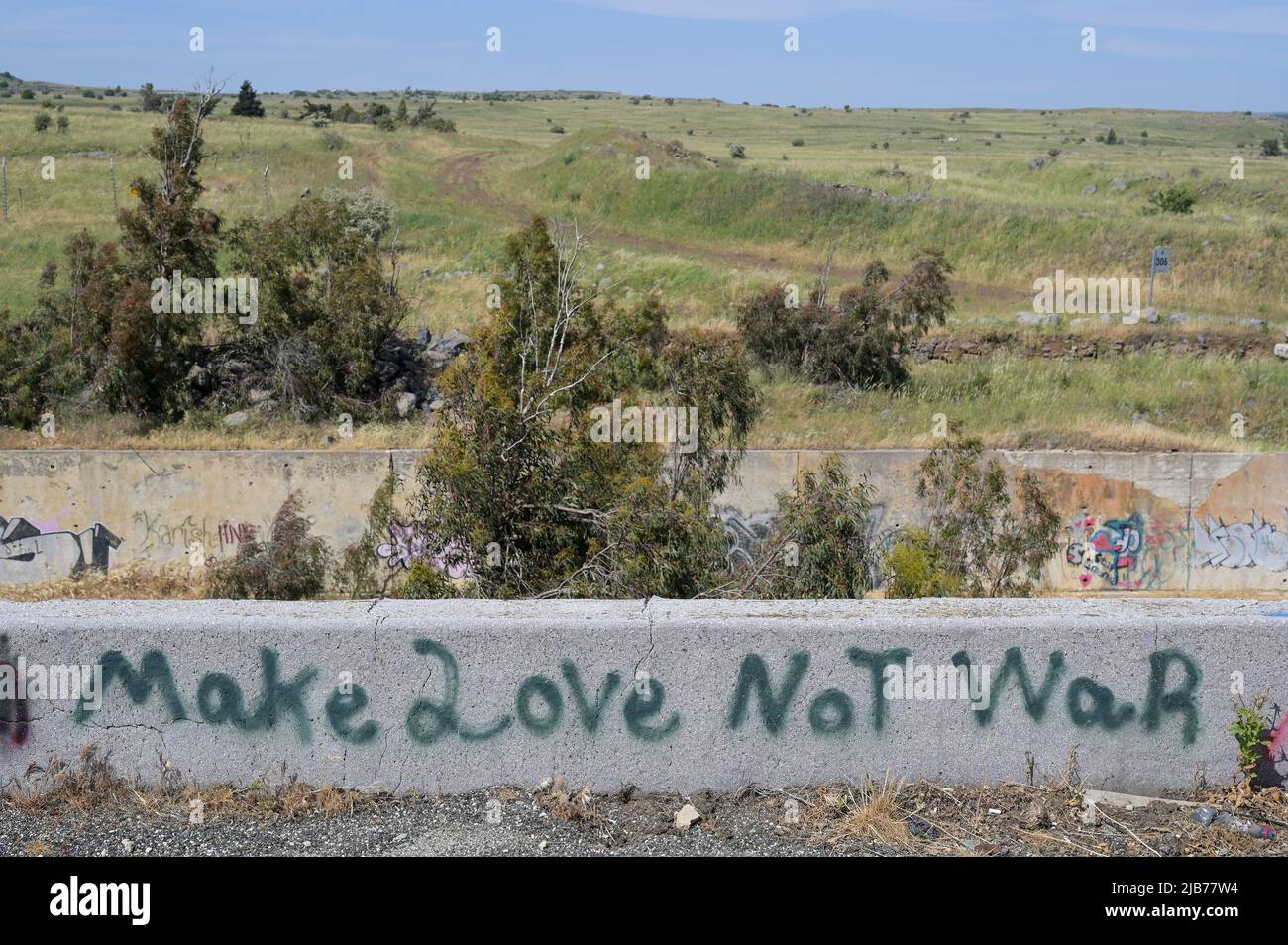 ISRAEL, Golanhöhen, Pufferzone und Grenze zu Syrien, ehemalige syrische Militär- und Geheimdienstbasis heute besetzt von Israel während des sechstägigen Krieges und Jom Kippur-Krieges / ISRAEL, Golanhöhen, Grenze und Pufferzone zwischen Israel und Syrien, ehemaliges syrisches Gebiet, das Gebiet wurde im Sechstagekrieg 1967 von Israel besetzt und 1981 annektiert/ ISRAEL, Golanhöhen, Grenze und Pufferzone zwischen Israel und Syrien, ehemaliges syrisches Gebiet, das Gebiet wurde im Sechstagekrieg 1967 von Israel besetzt und 1981 annektiert Stockfoto