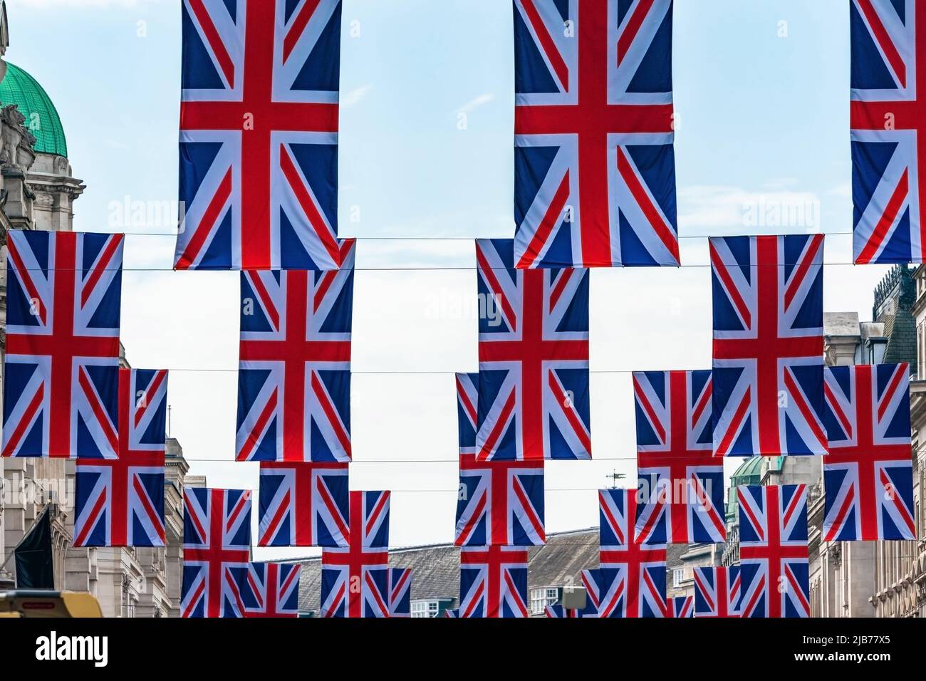 Die Reihen der Union über der Regent Street markieren die Feierlichkeiten zum Platin-Jubiläum der Königin. Selektiver Fokus Stockfoto