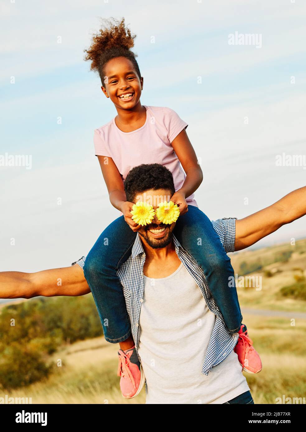 Kind Tochter Familie glücklich alleinerziehender Vater Liebe Spaß zusammen Mädchen fröhlich Feld im Freien natue Sommer Stockfoto