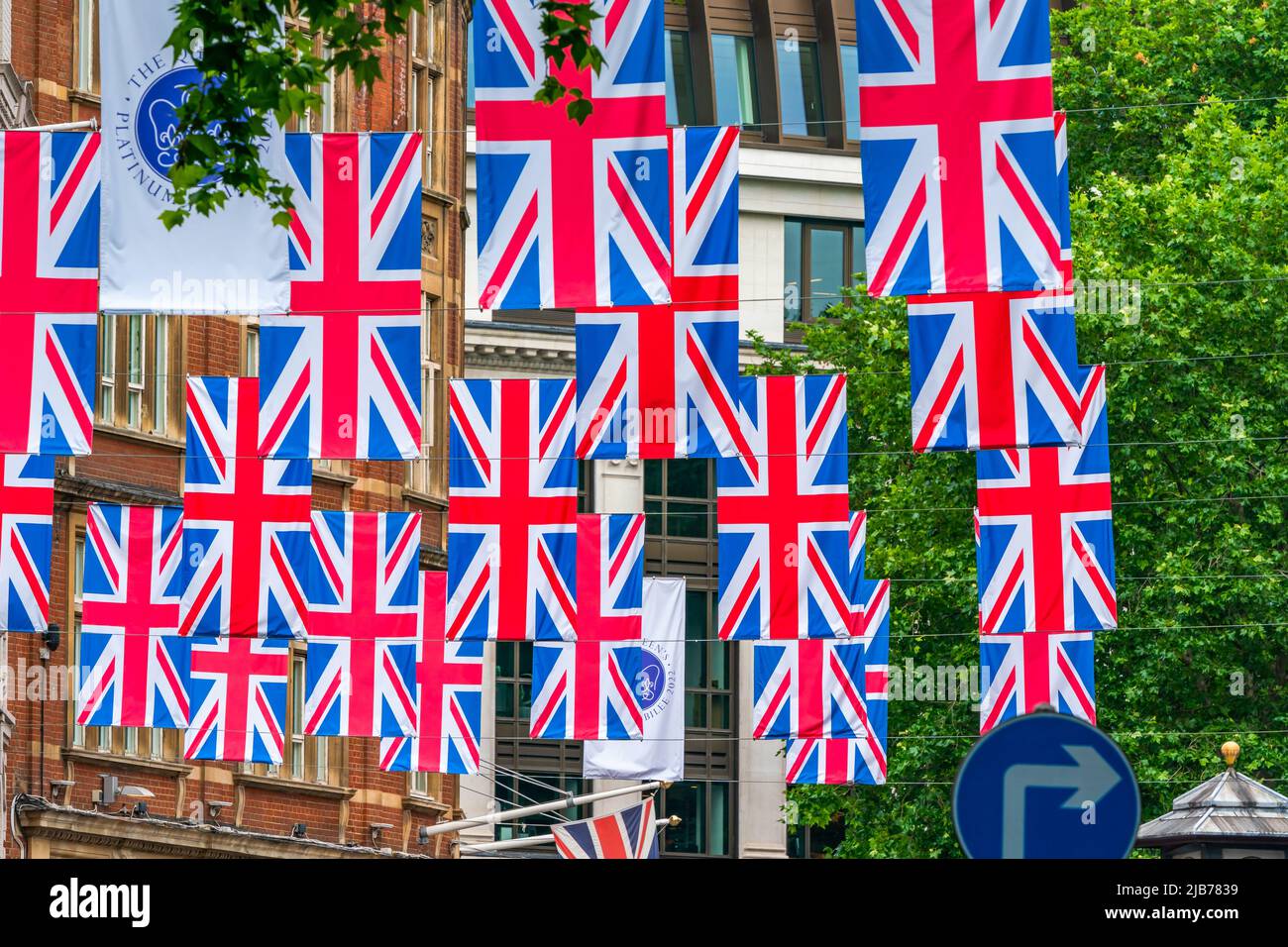 Reihen von Unionsflaggen im Zentrum Londons markieren die Feierlichkeiten zum Platin-Jubiläum der Königin. Stockfoto