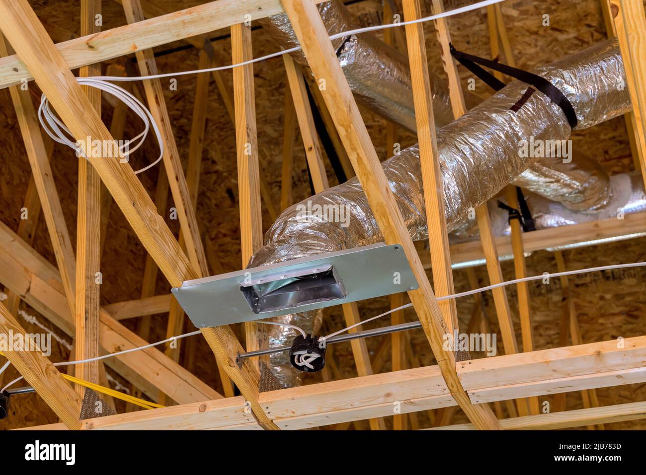 Die Klimaanlage entlüftt die Lüftungsanlage und installiert das  Rohrheizungssystem für das neue Haus Stockfotografie - Alamy