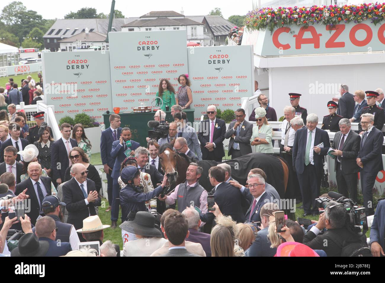 Epsom Downs, Surrey, Großbritannien. 3.. Juni 2022. Die Coolmore Connections von Tuesday und Ryan Moore im Siegerkreis nach dem knappen Ziel beim Cazoo Oaks Classic Pferderennen Credit: Motofoto/Alamy Live News Stockfoto