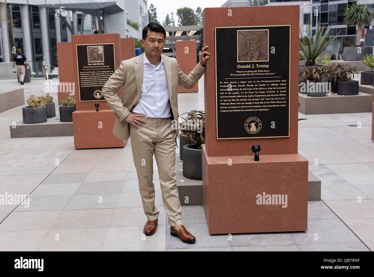 Century City, USA. 03.. Juni 2022. Die Daily Show von Comedy Central mit Trevor Noah enthüllt eine monumentale Installation von „Heroes of the Freedomsurrection“ auf DEM Century City Plaza VON LA. Die Ausstellung würdigt die „Helden“, die am meisten für die Anstiftung zu den gewalttätigen, antidemokratischen Unruhen vom 6.. Januar 2021 verantwortlich sind, darunter Donald Trump, Ted Cruz und Tucker Carlson. Die Daily Show-Korrespondenten Ronny Chieng und Roy Wood Jr. waren vor Ort. Daily Show Korrespondent Ronny Chieng. Quelle: SIPA USA/Alamy Live News Stockfoto