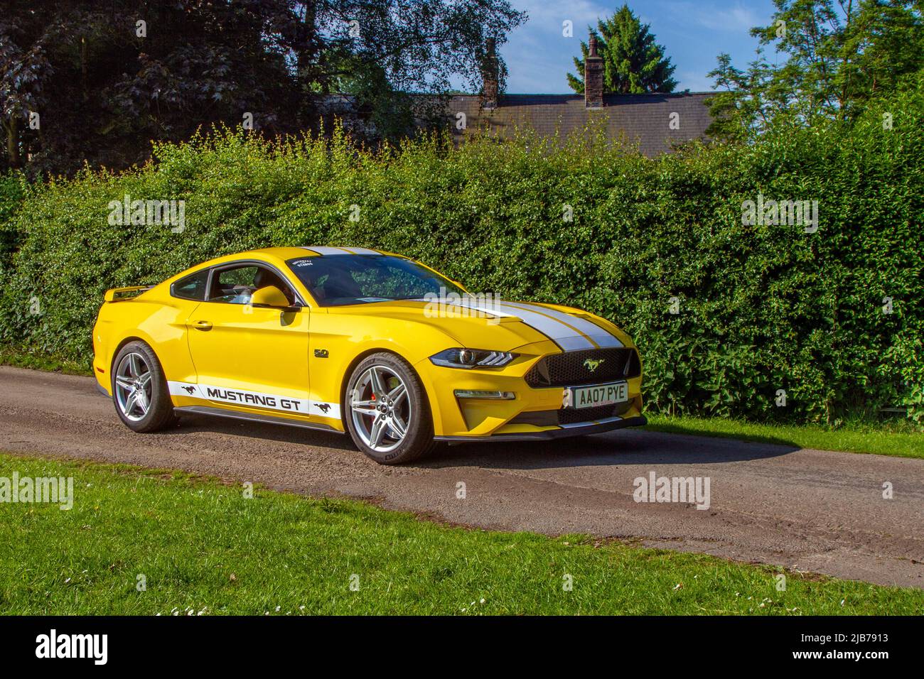 2018 gelber Ford Mustang 5038 ccm Benziner 6-Gang-H, Ankunft in worden Park Motor Village für das Leyland Festival, Großbritannien Stockfoto