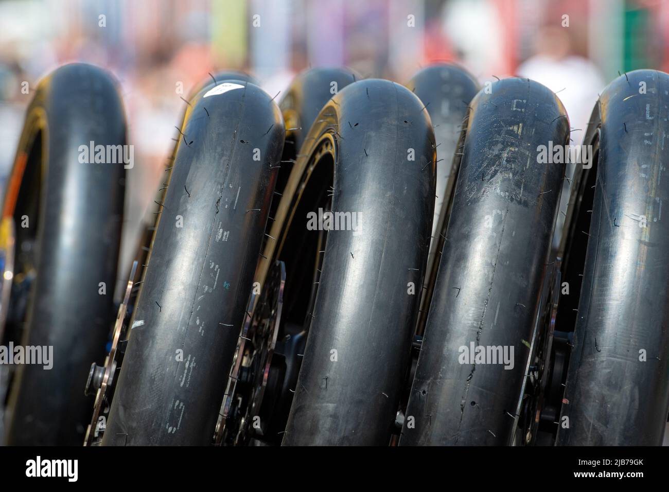 BARCELONA, SPANIEN - 03. JUNI GP ENERGY VON CATALUNYA-FREIEN TRAININGSREIFEN Dunlop während des MotoGP von Catalunya FREIEN TRAININGS auf dem Circuit de Barcelona-Catalunya am 03. Juni 2022 in Barcelona, Spanien. Stockfoto