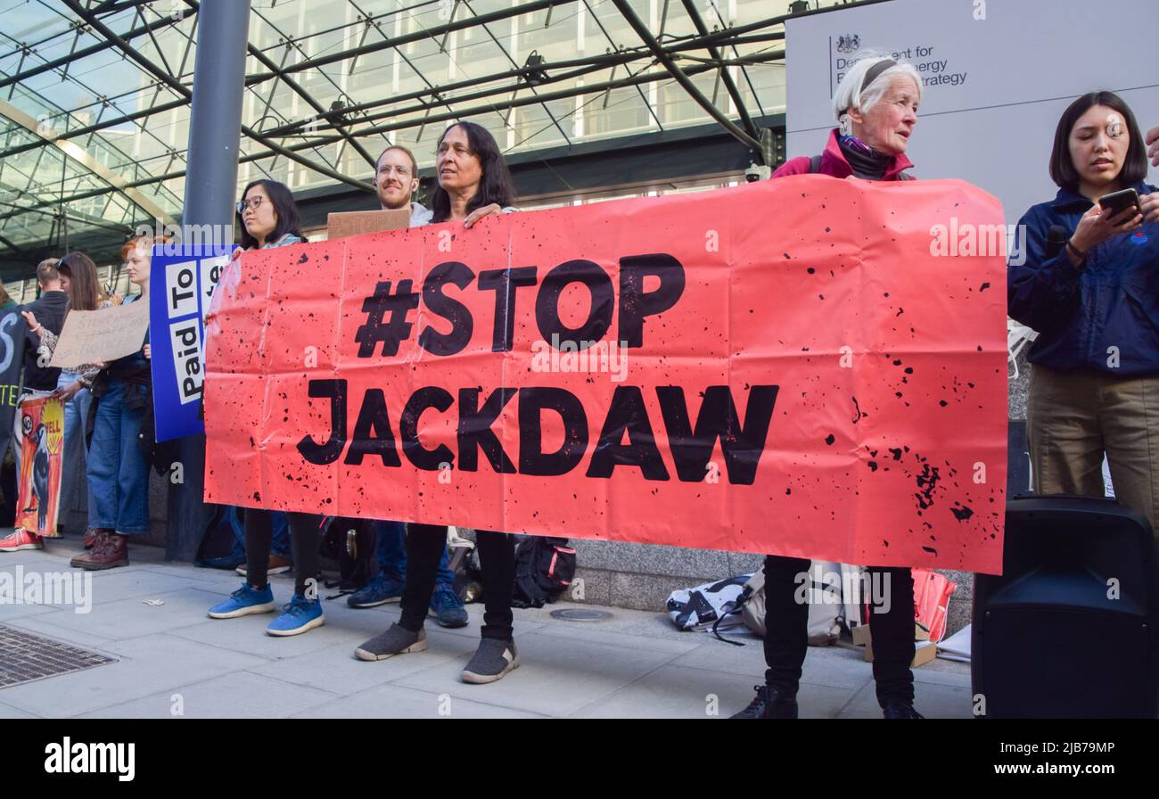 London, Großbritannien. 2.. Juni 2022. Klimaaktivisten versammelten sich vor dem Department for Business, Energy & Industrial Strategy, als die britische Regierung das Jackdaw-Gasfeld von Shell genehmigt, das enorme Auswirkungen auf den Klimawandel haben wird. Stockfoto