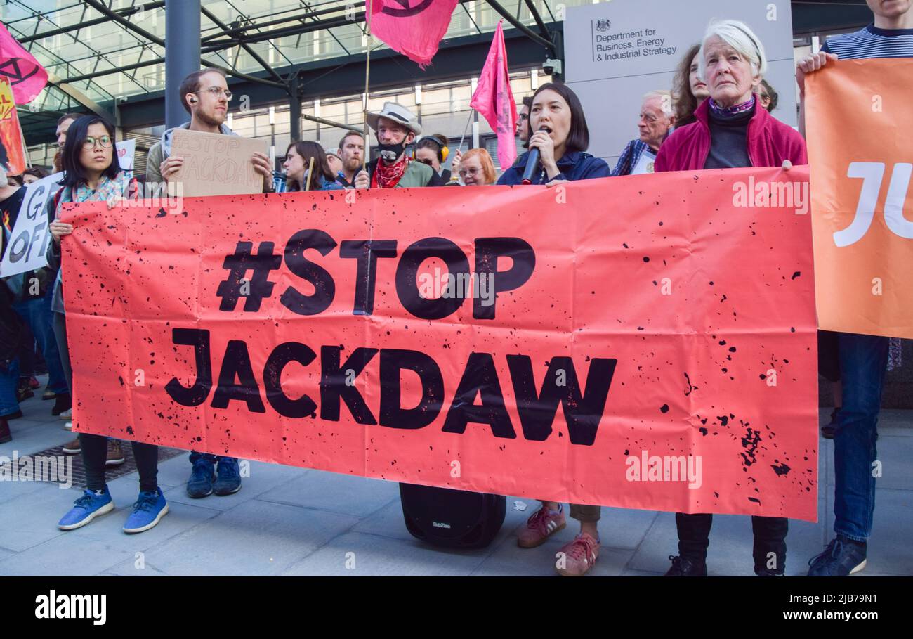 London, Großbritannien. 2.. Juni 2022. Klimaaktivisten versammelten sich vor dem Department for Business, Energy & Industrial Strategy, als die britische Regierung das Jackdaw-Gasfeld von Shell genehmigt, das enorme Auswirkungen auf den Klimawandel haben wird. Stockfoto