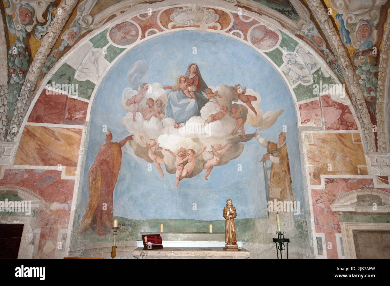 Fresko „Madonna im Himmel“ (von Giuseppe Bastiani, 17.. Jahrhundert) Kirche San Francesco, Burg Alviano, Umbrien, Italien Stockfoto