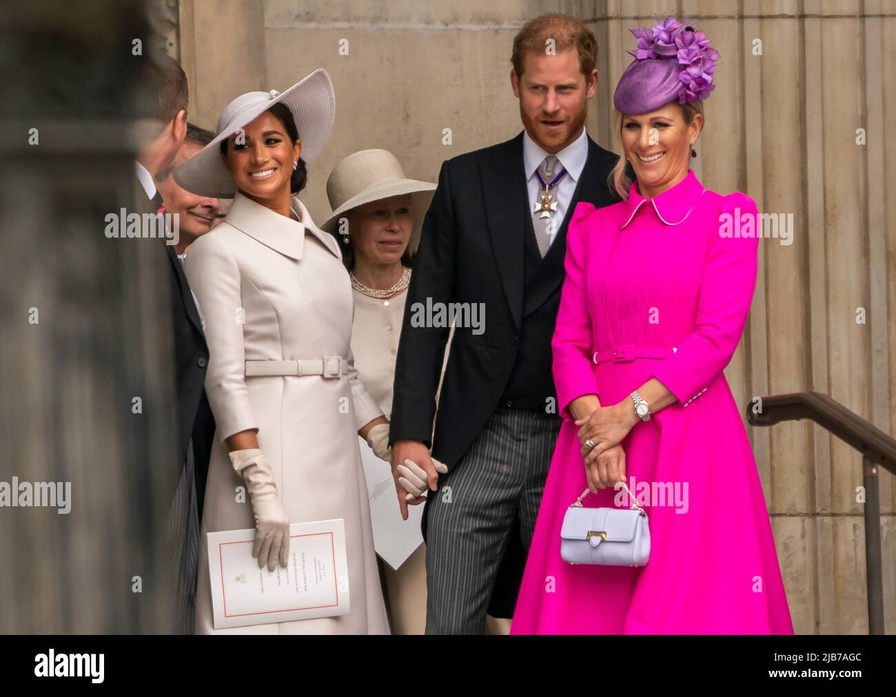 Prinz Harry, Meghan, die Gräfin von Sussex und Zara Tindall nehmen an einem Thanksgiving-Gottesdienst zum Platin-Jubiläum der Königin in der St. Pauls Cathedral Teil Stockfoto