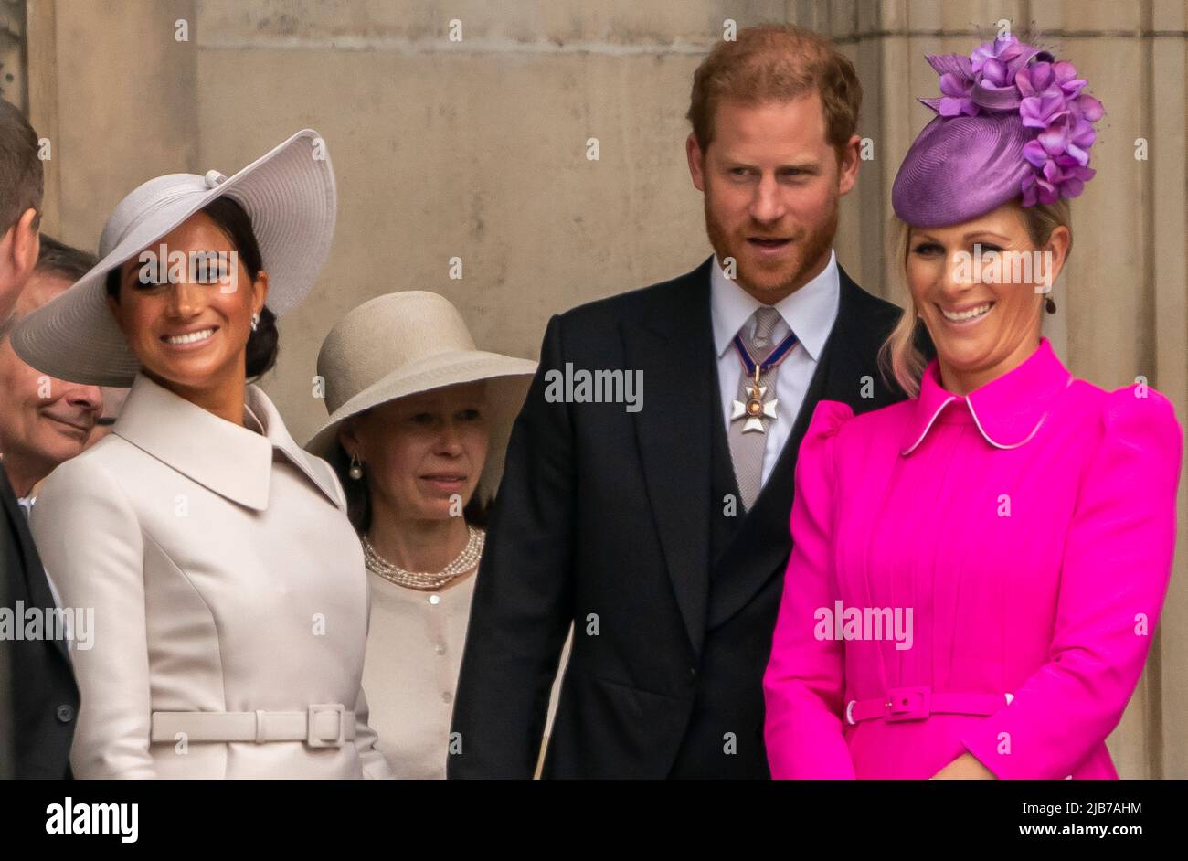 Prinz Harry, Meghan, die Gräfin von Sussex und Zara Tindall nehmen an einem Thanksgiving-Gottesdienst zum Platin-Jubiläum der Königin in der St. Pauls Cathedral Teil Stockfoto