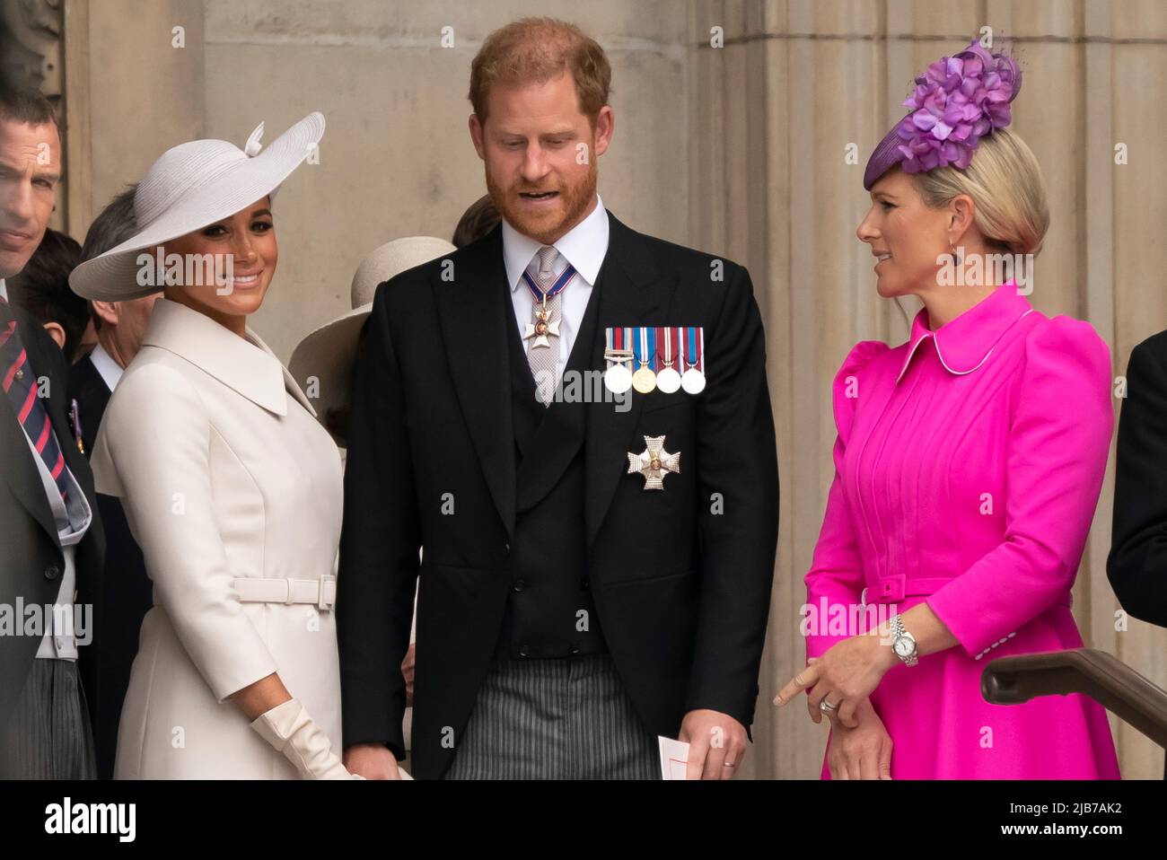 Prinz Harry, Meghan, die Gräfin von Sussex und Zara Tindall nehmen an einem Thanksgiving-Gottesdienst zum Platin-Jubiläum der Königin in der St. Pauls Cathedral Teil Stockfoto