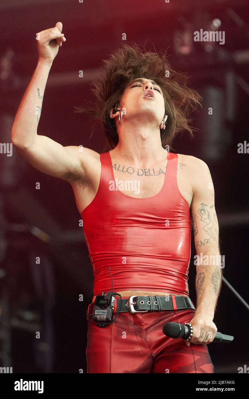 Nurburg, Deutschland. 03.. Juni 2022. 03. Juni 2022, Rheinland-Pfalz, Nürburg: Frontmann-Frontmann Damiano David tritt mit der italienischen Rockband Maneskin auf der Hauptbühne des Open-Air-Festivals 'Rock am Ring' auf. Frontmann Damiano David tritt mit der italienischen Rockband Maneskin auf der Hauptbühne des Open-Air-Festivals 'Rock am Ring' auf. Foto: Thomas Frey/dpa Quelle: dpa picture Alliance/Alamy Live News Stockfoto