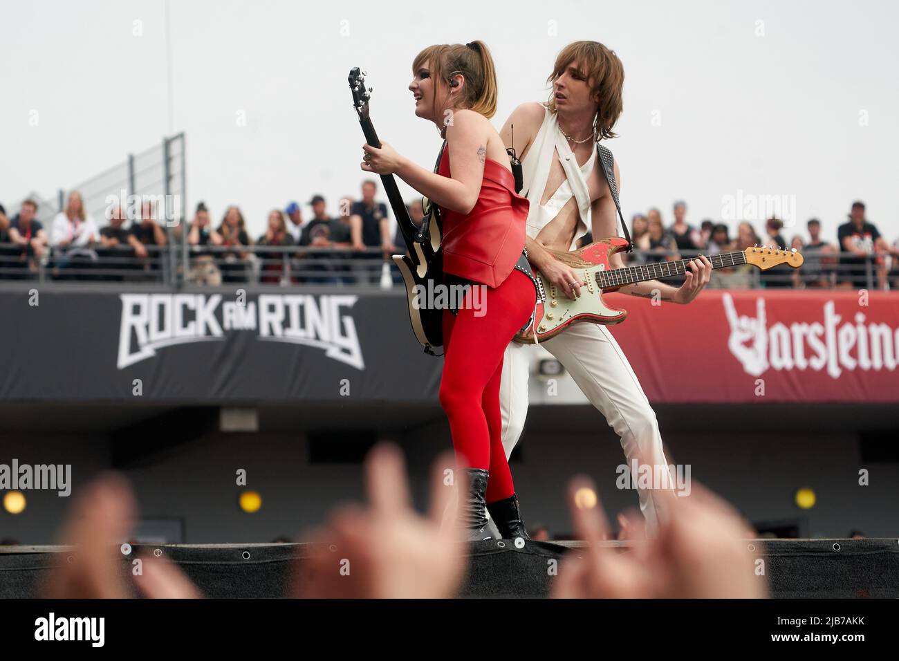 Nurburg, Deutschland. 03.. Juni 2022. 03. Juni 2022, Rheinland-Pfalz, Nürburg: Bassistin Victoria De Angelis und Gitarrist Thomas Raggi treten mit der italienischen Rockband Maneskin auf der Hauptbühne des Open-Air-Festivals 'Rock am Ring' auf. Foto: Thomas Frey/dpa Quelle: dpa picture Alliance/Alamy Live News Stockfoto