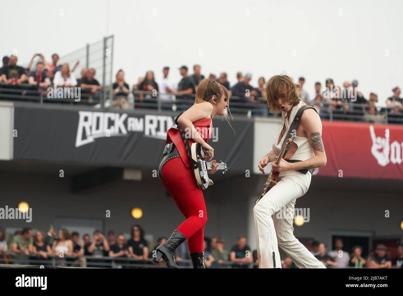 Nurburg, Deutschland. 03.. Juni 2022. 03. Juni 2022, Rheinland-Pfalz, Nürburg: Bassistin Victoria De Angelis und Gitarrist Thomas Raggi treten mit der italienischen Rockband Maneskin auf der Hauptbühne des Open-Air-Festivals 'Rock am Ring' auf. Foto: Thomas Frey/dpa Quelle: dpa picture Alliance/Alamy Live News Stockfoto