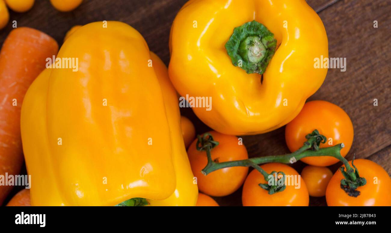 Bild von frischen veganen Bio-Lebensmitteln mit Orangengemüse auf Holz Stockfoto