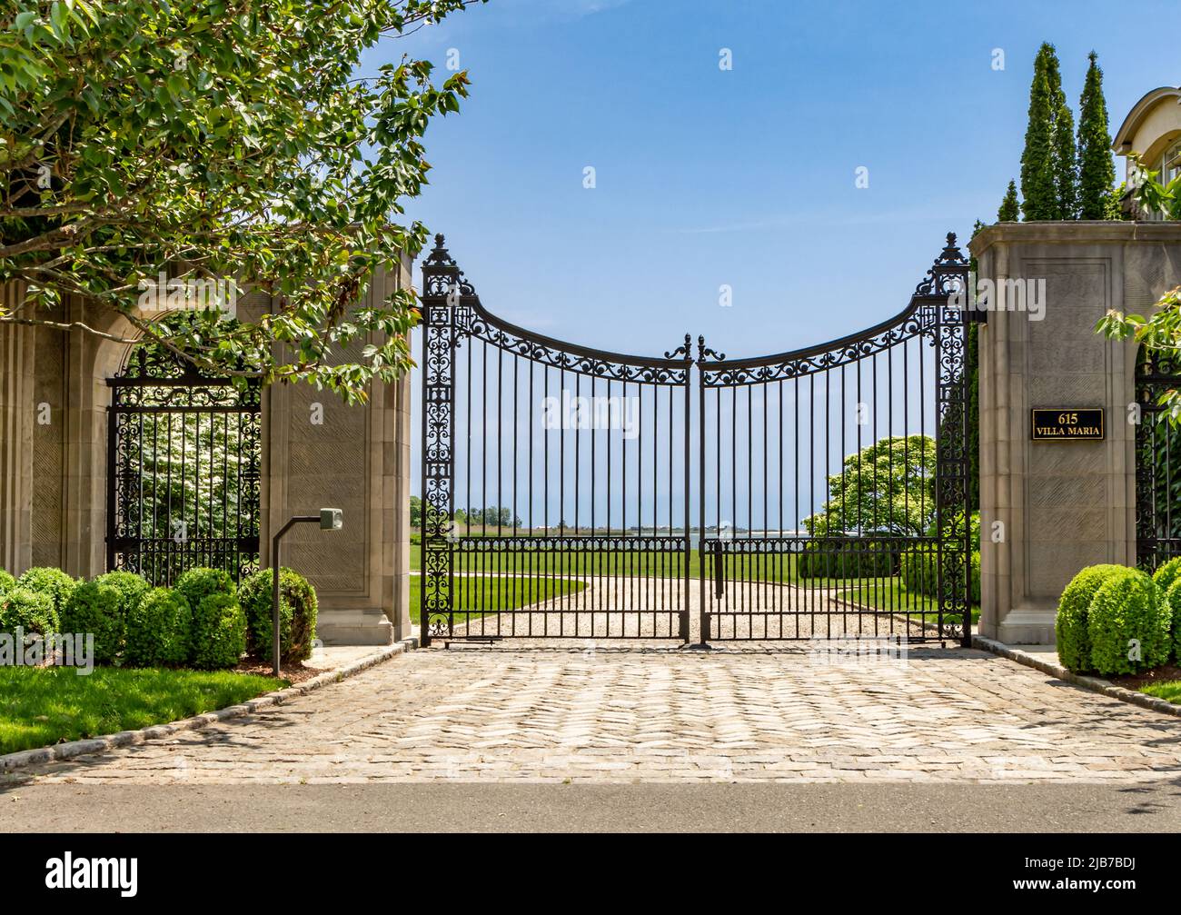 Kunstvolles Tor am Eingang zur Villa Maria Stockfoto