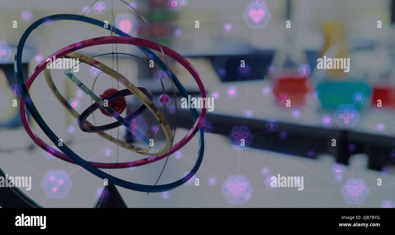 Digitales zusammengesetztes Bild des Netzwerks der Verbindung mit Schnittstellensymbolen gegen das Modell der Atom-Bewegung Stockfoto