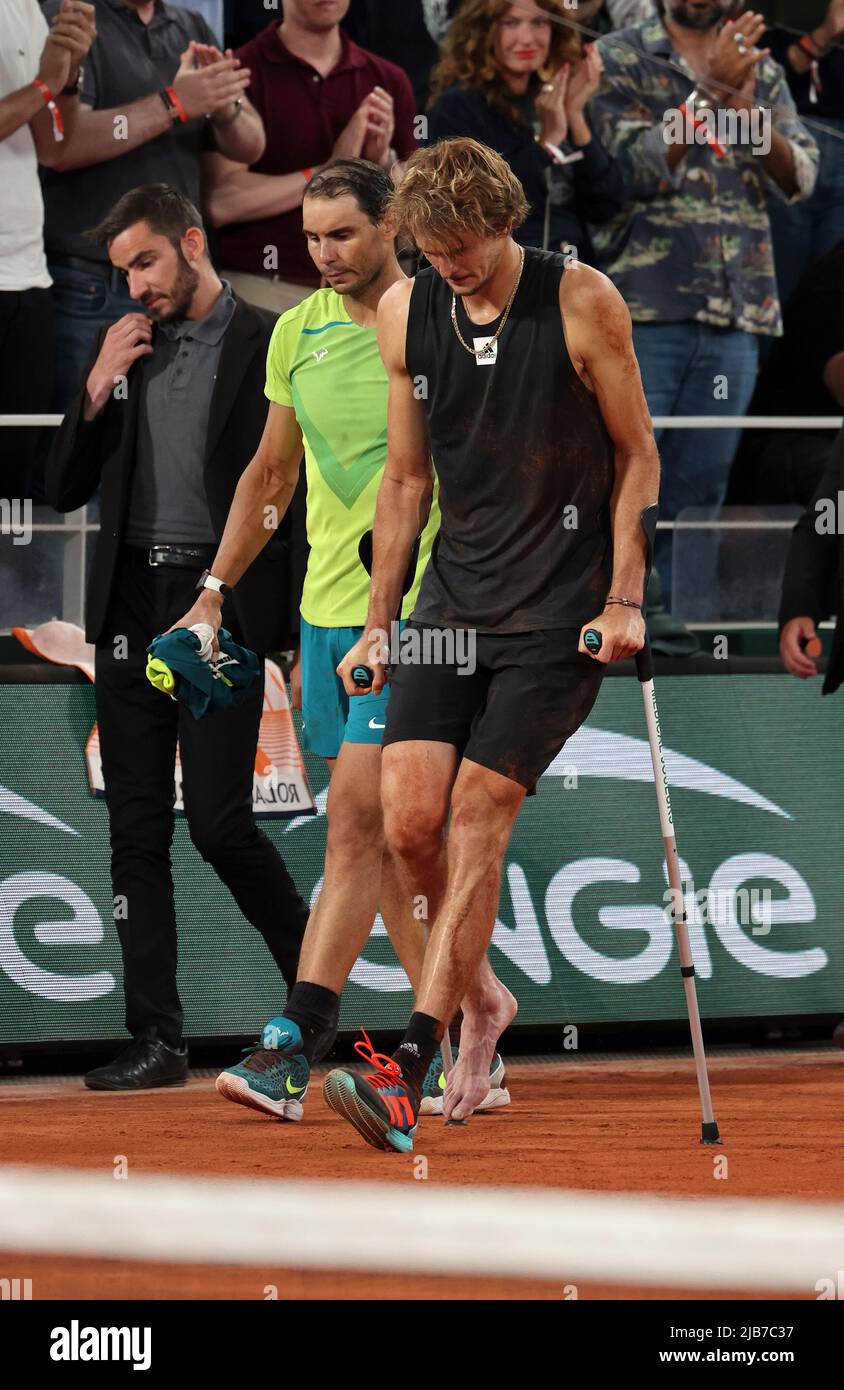 Paris, Frankreich. 03.. Juni 2022. Der drittplatzierte Deutsche Alexander Zverev tritt mit dem spanischen Gegner Rafael Nadal auf dem Spielfeld zurück, nachdem er sich bei ihrem Halbfinalspiel der French Tennis Open am Freitag, dem 3. Juni 2022, bei Roland Garros in der Nähe von Paris, Frankreich, verletzt hatte. Zverev war gezwungen, sich zurückzuziehen und Nadal zu verlassen, um am Sonntag das Finale zu erreichen. Foto von Maya Vidon-White/UPI Credit: UPI/Alamy Live News Stockfoto