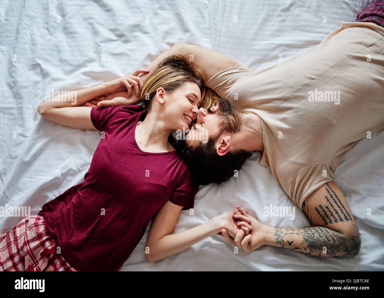 Paar Liebe Schlafzimmer Bett liegen Romantik glücklich Beziehung valentinstag zusammen Mann Frau Stockfoto