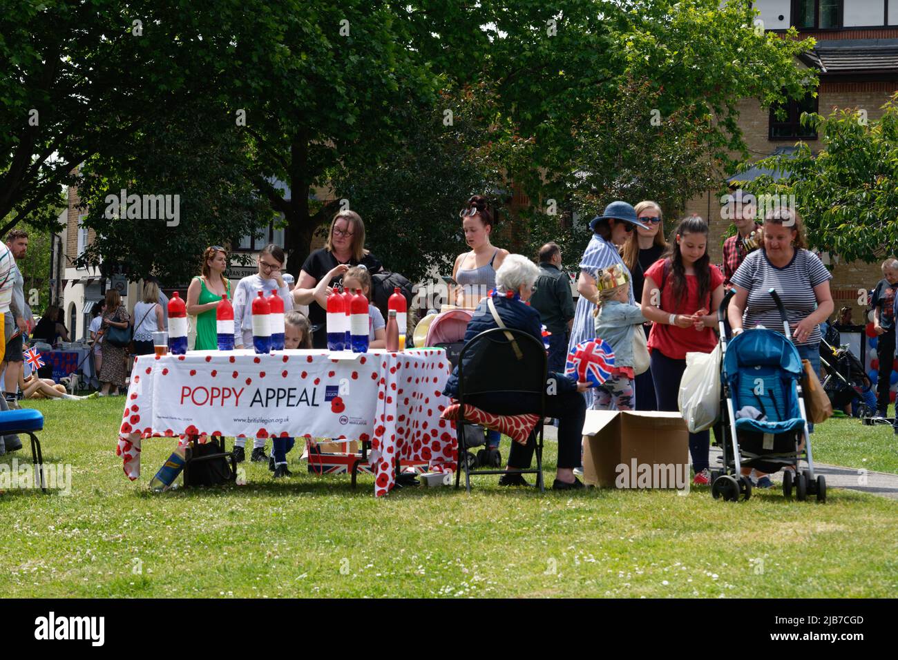 Party-Spiele bei der Platinum Jubilee Street Party in Isleworth, London Stockfoto
