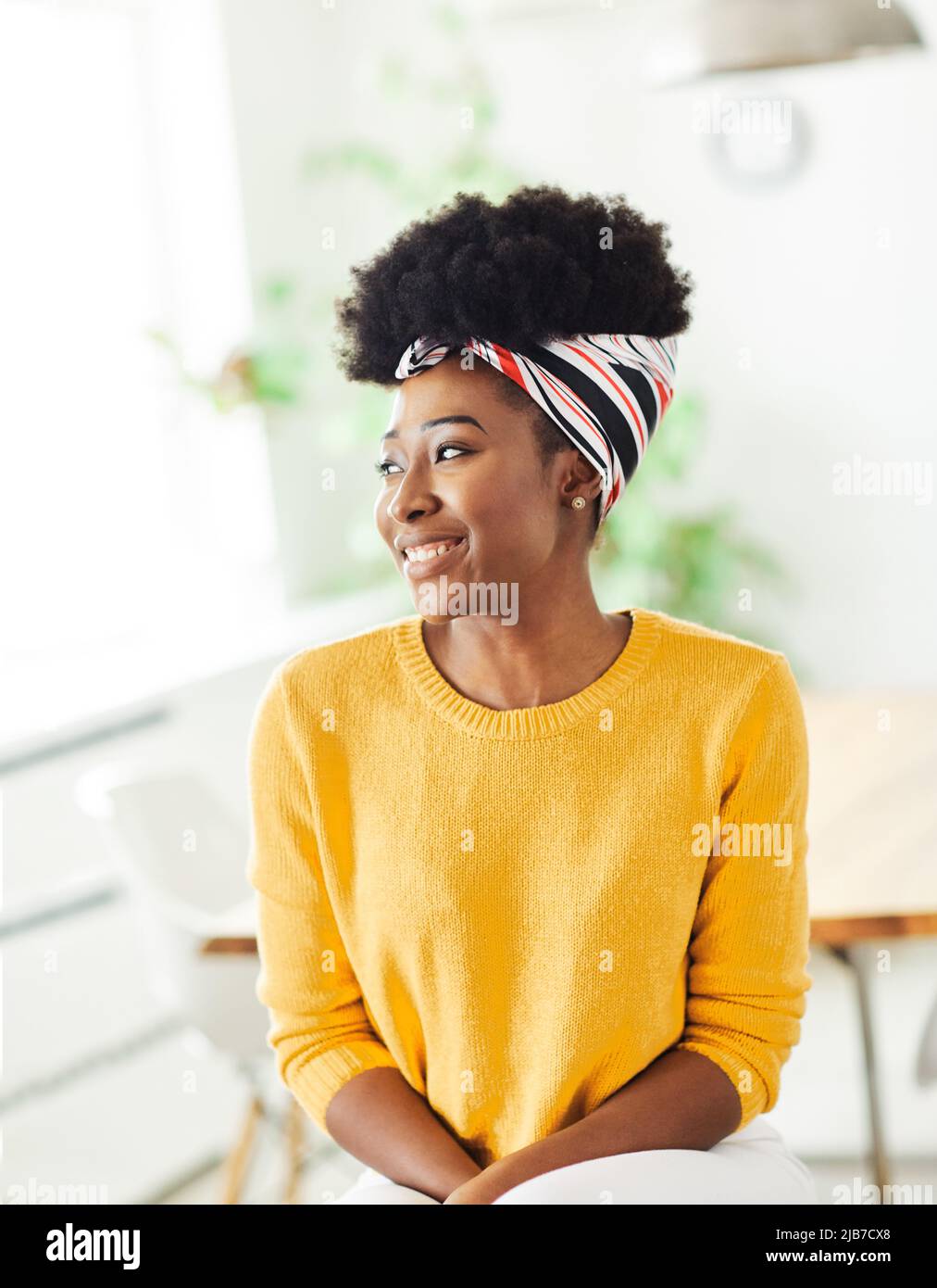 Portrait junge afroamerikanische Mädchen Frau lächelnd Büro Klassenzimmer lässig Lebensstil glücklich Heimstudentin Stockfoto
