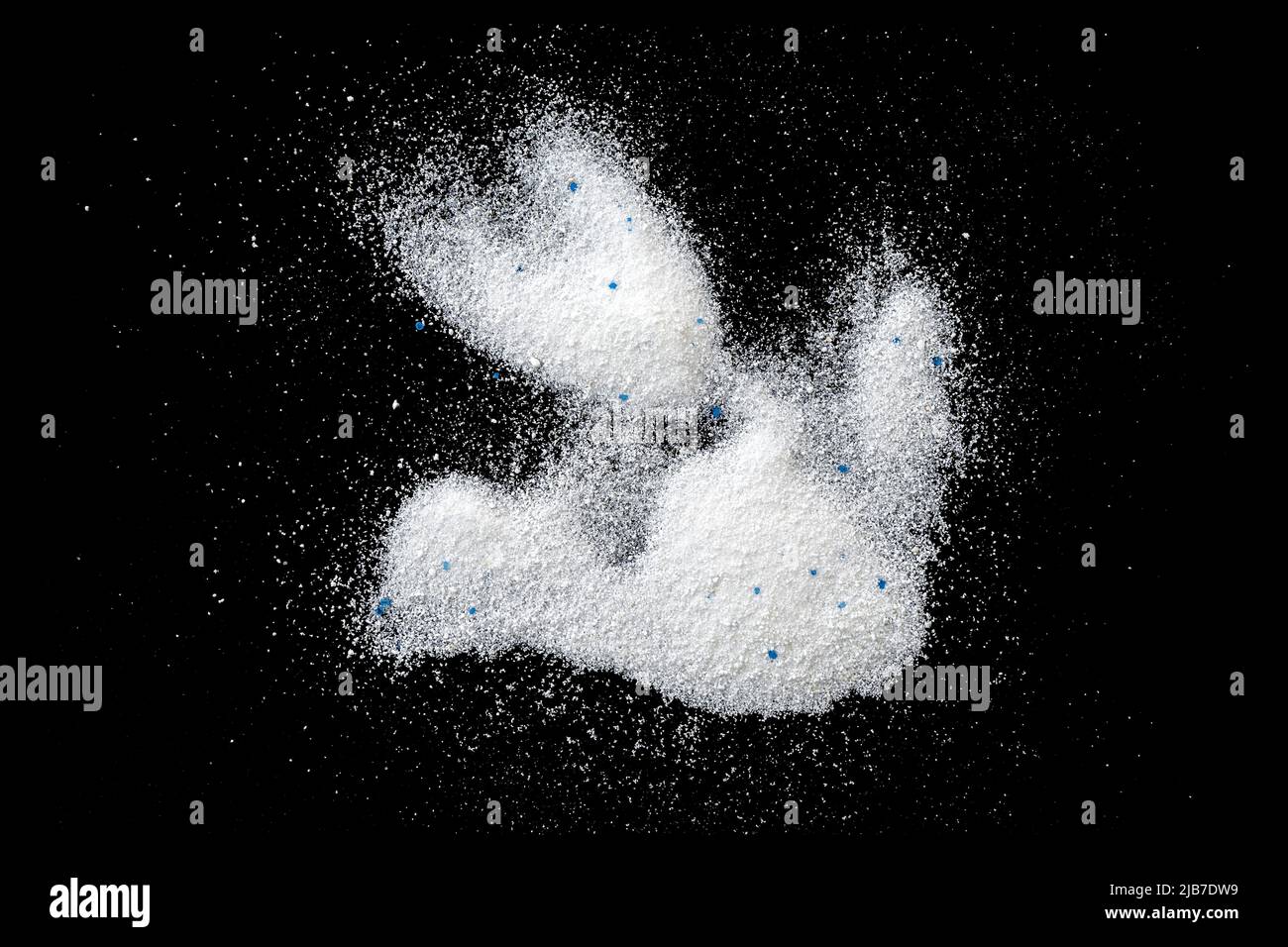 Weißes Pulver, Waschmittel, Waschpulver isoliert auf Schwarz, Draufsicht Stockfoto