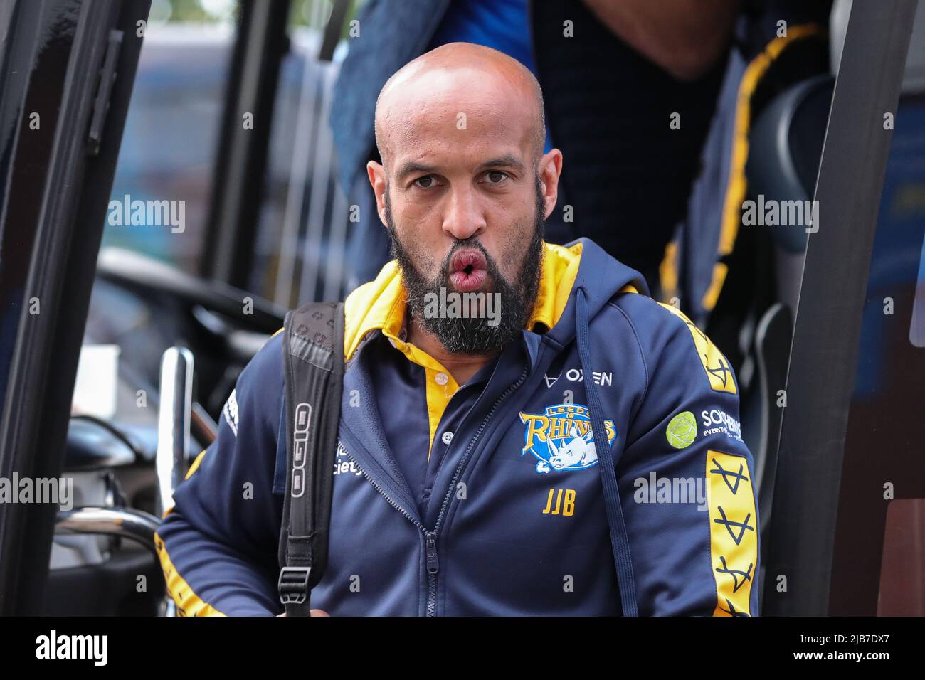 Jamie Jones-Buchanan Assistenztrainer von Leeds Rhinos kommt vor dem heutigen Spiel im Halliwell Jones Stadium an Stockfoto