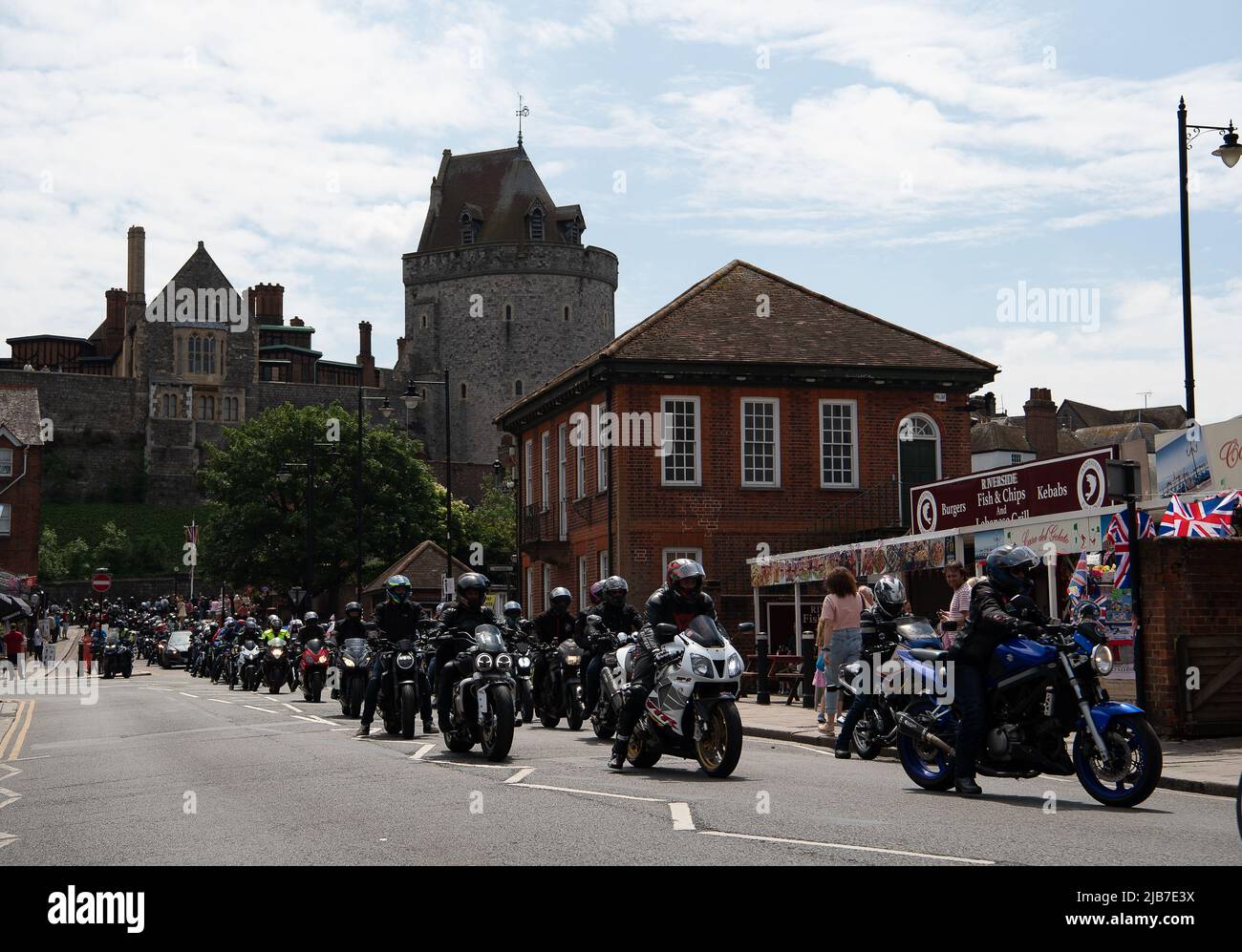 Windsor, Großbritannien. 3.. Juni 2022. Über 100 Fahrer der Hampshire Biker Bastards der HBB waren heute in Windsor, um das Platin-Jubiläum ihrer Majestät der Königin zu feiern. Das Getöse ihrer Motoren sorgte bei Besuchern und Einheimischen für Aufsehen. Quelle: Maureen McLean/Alamy Live News Stockfoto