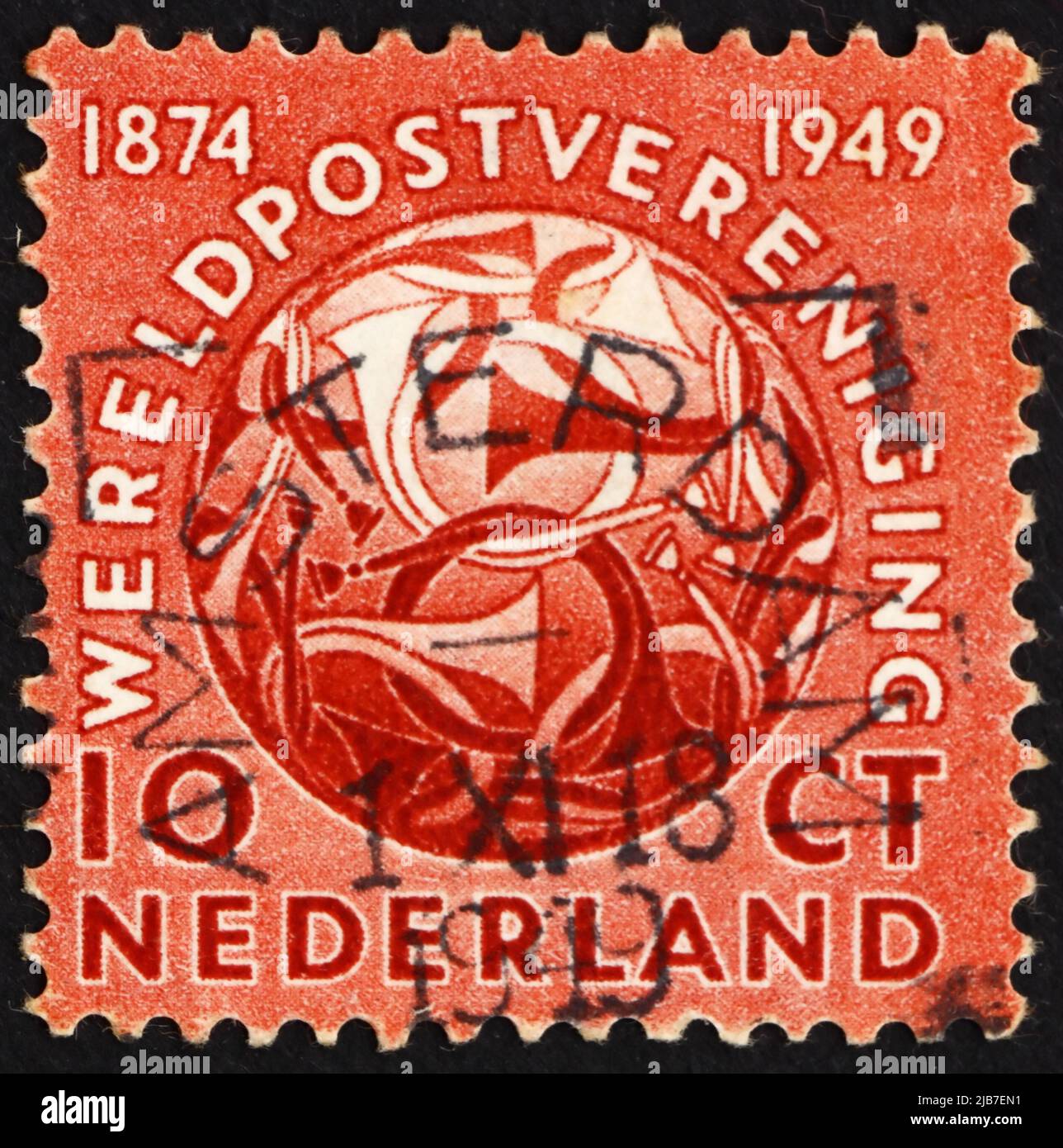 NIEDERLANDE - UM 1949: Eine in den Niederlanden gedruckte Briefmarke zeigt Post Horns Entwined, 75. Jahrestag der UPU, um 1949 Stockfoto