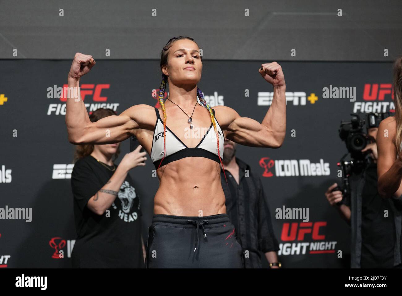 Las Vegas, USA. 03.. Juni 2022. LAS VEGAS, NV - 3. Mai: Felice Herrig (L) und Karolina Kowalkiewicz (R) treten nach den offiziellen Wägen beim UFC Apex für die UFC Fight Night - Volkov vs Rozenstruik - am 3. Juni 2022 in LAS VEGAS, USA, gegeneinander an. (Foto von Louis Grasse/PxImages) Credit: Px Images/Alamy Live News Stockfoto