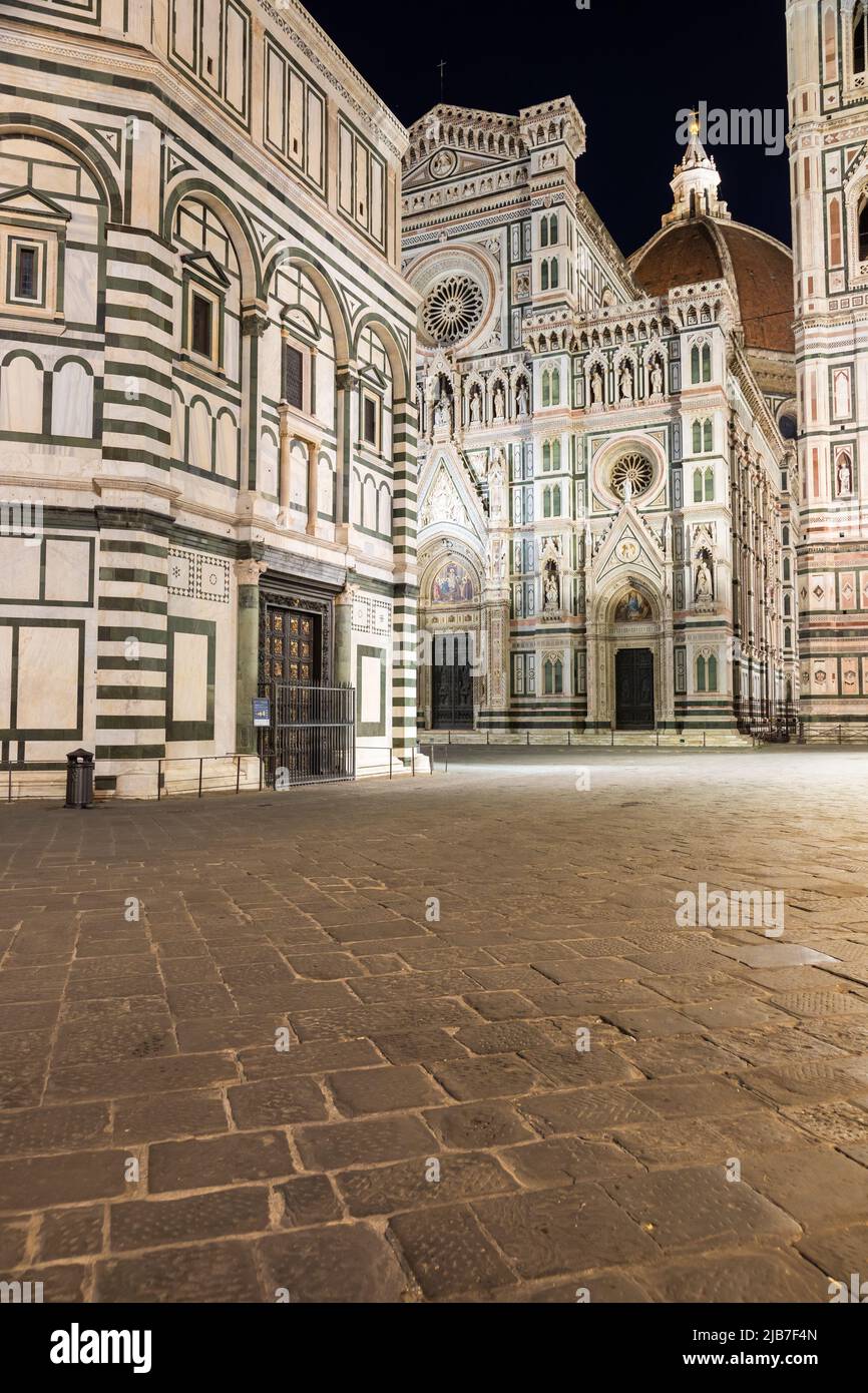 Florenz, Italien - circa August 2021: Florenz bei Nacht. Die beleuchtete Architektur der berühmten Kathedrale außen. Stockfoto