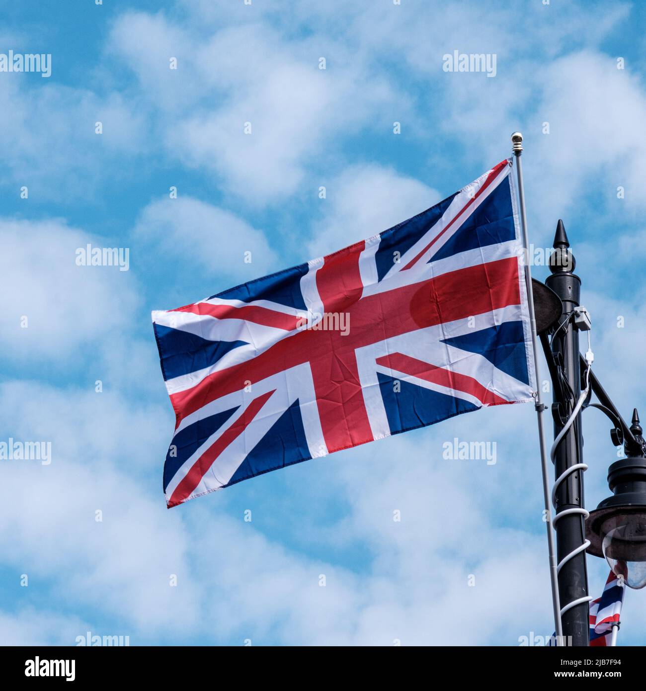 Epson Surrey, London, Großbritannien, 03 2022. Juni, Großbritannien Union Jack Flag Flying Against A Blue Summer Sky Stockfoto