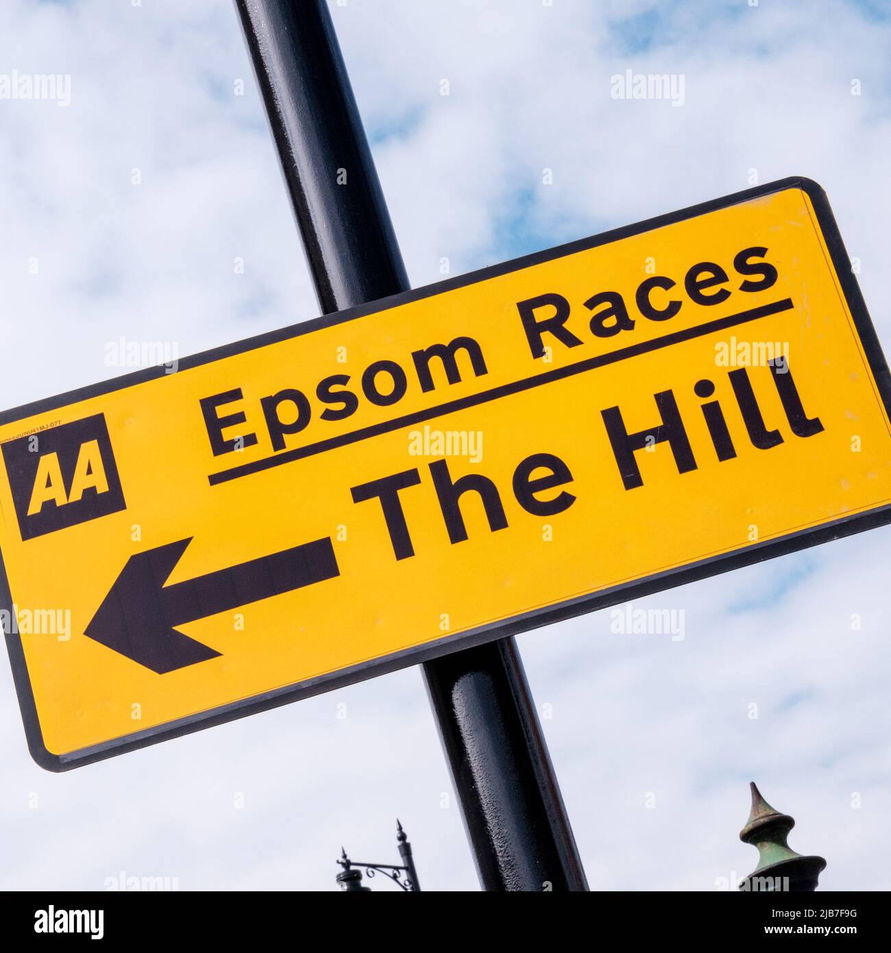Epson Surrey, London UK, Juni 03 2022, AA Traffic Route Direction Sign to Epsom Races With No People Stockfoto