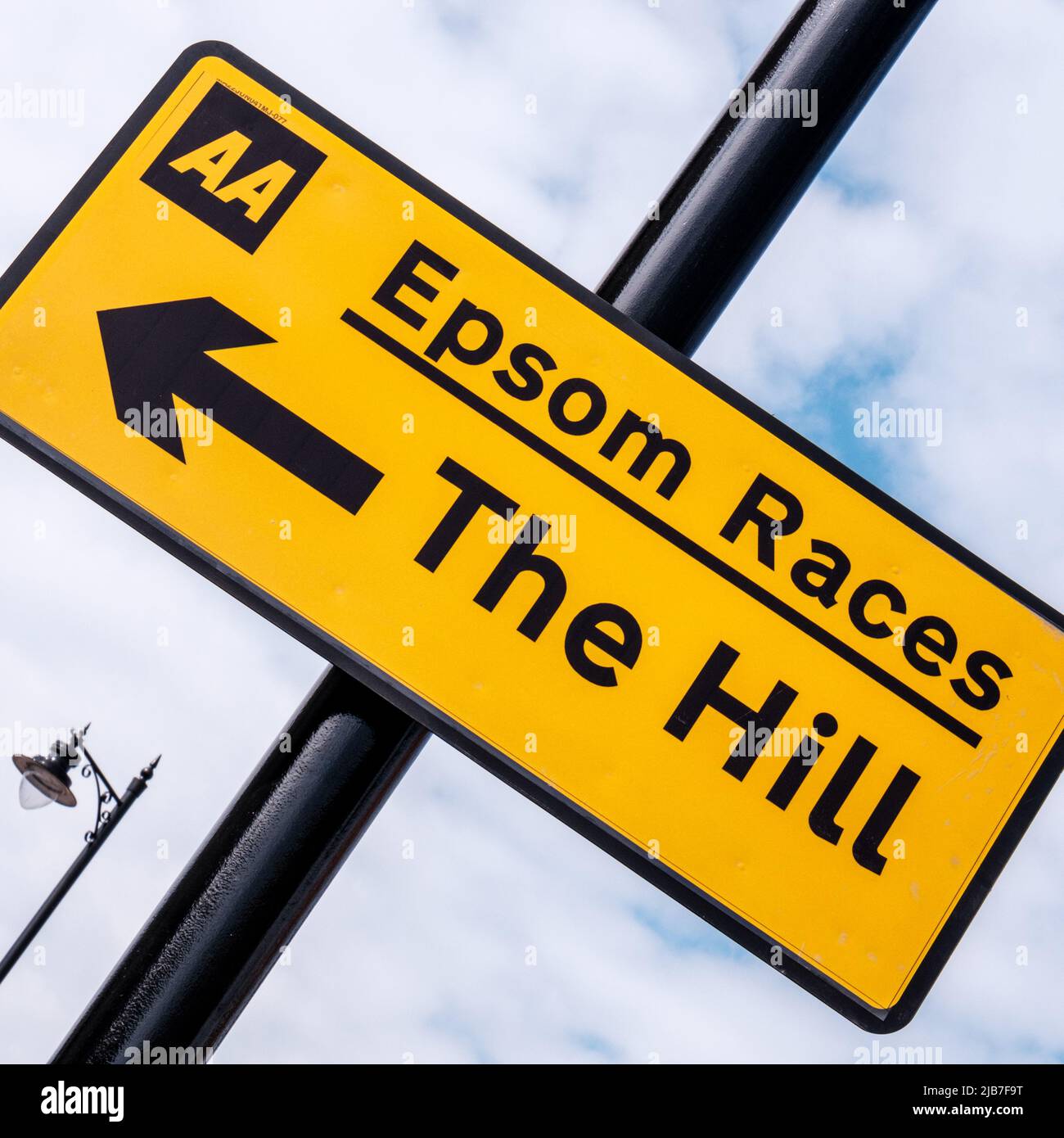 Epson Surrey, London UK, Juni 03 2022, AA Traffic Route Direction Sign to Epsom Races With No People Stockfoto