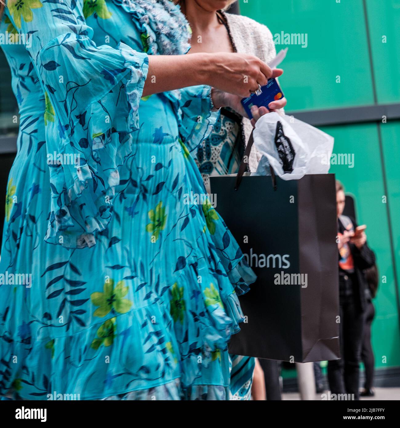 Epson Surrey, London, Großbritannien, Juni 03 2022, Close Up of Womans Blue Dress Material Carrying Shopping Bar Stockfoto