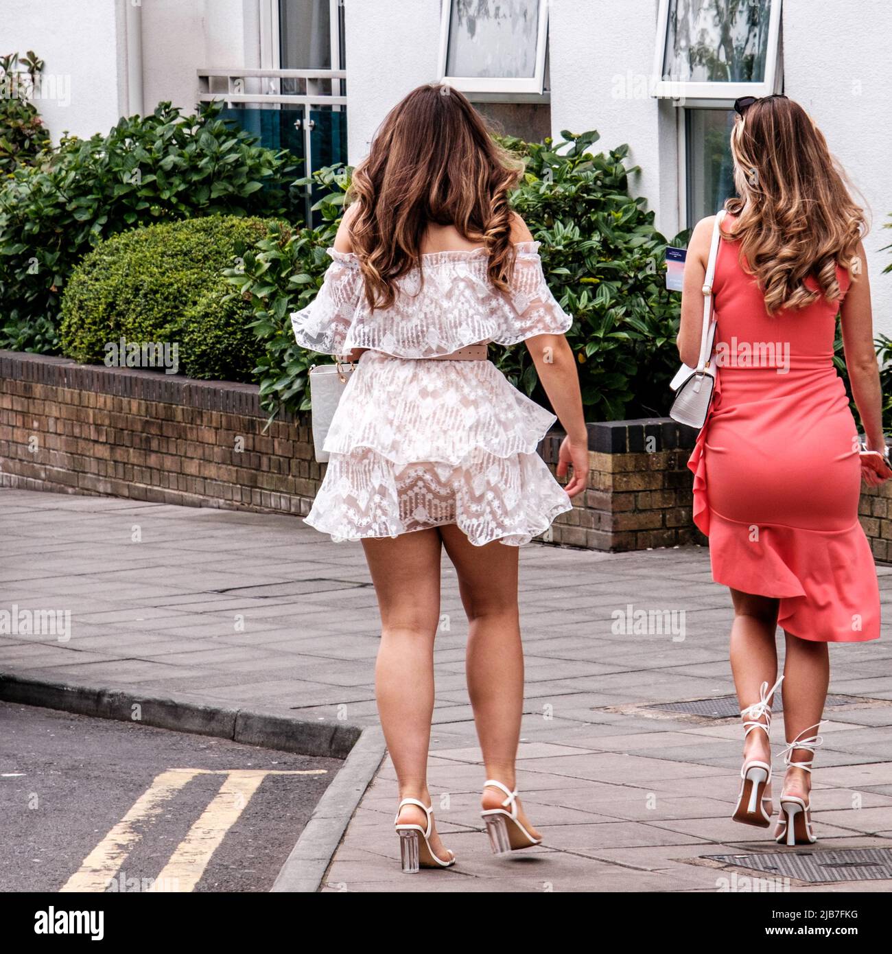 Epson Surrey, London, Großbritannien, 03 2022. Juni, zwei Frauen, die in engen modischen Kleidern spazieren Stockfoto